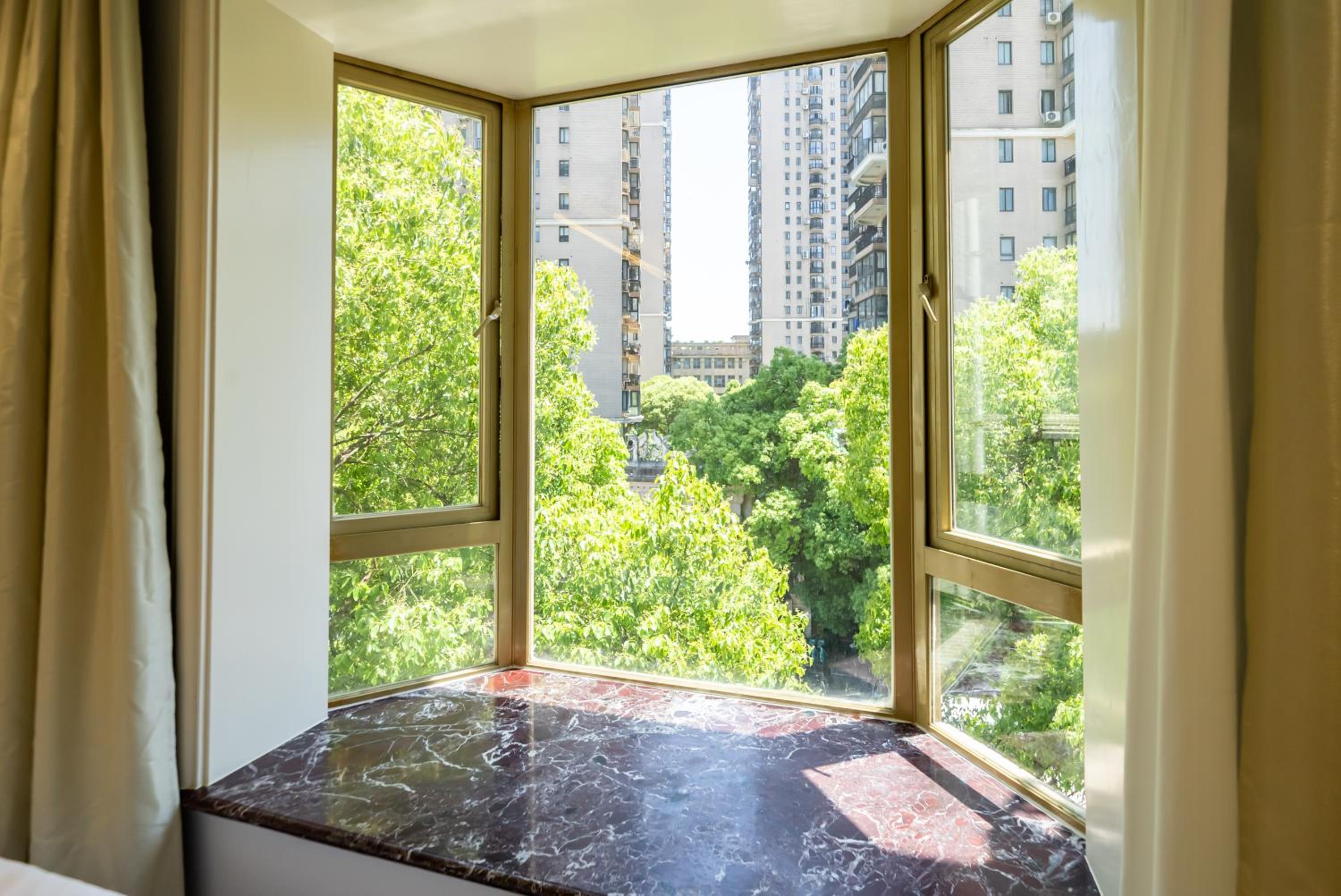 Yi Du Home at Yu Garden with Iconic Skyline Views -Steps to Metro, Cards OK