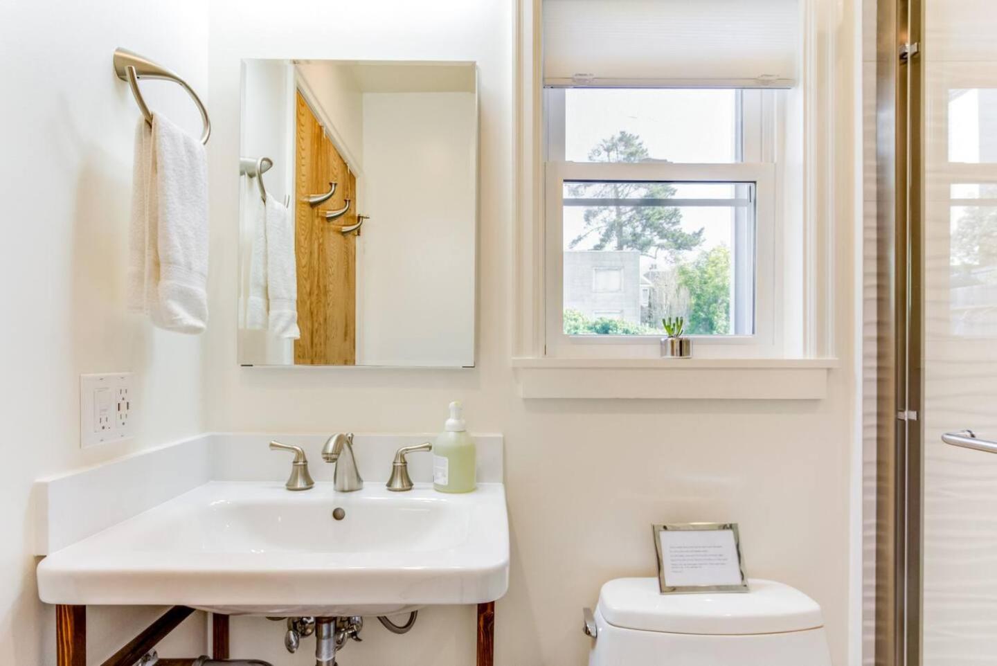 Two Bedroom, Two Newly Renovated Bathrooms, Deck view 5