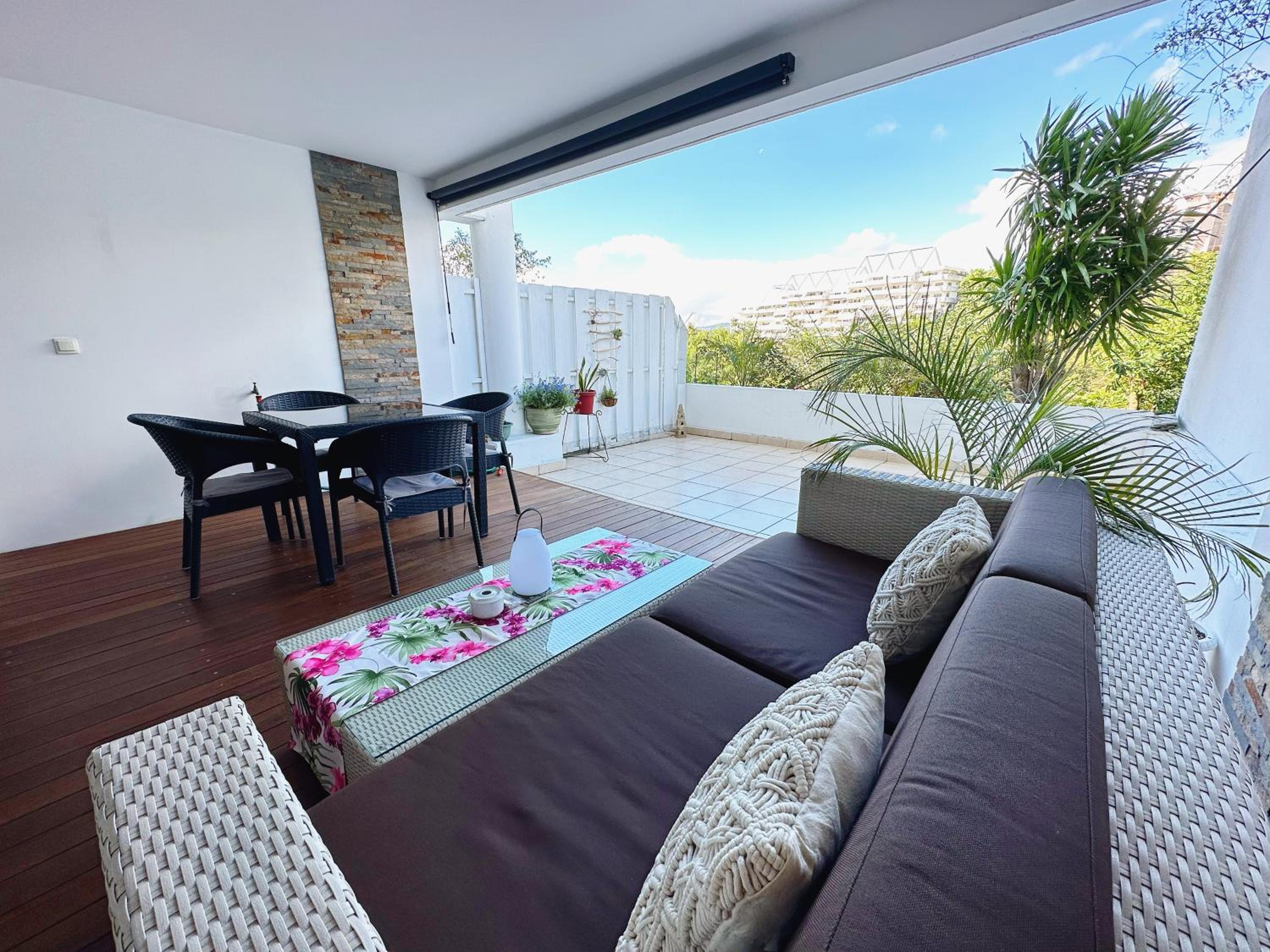 Premium suite proche aéroport, Wifi, Piscine, Parking view 2
