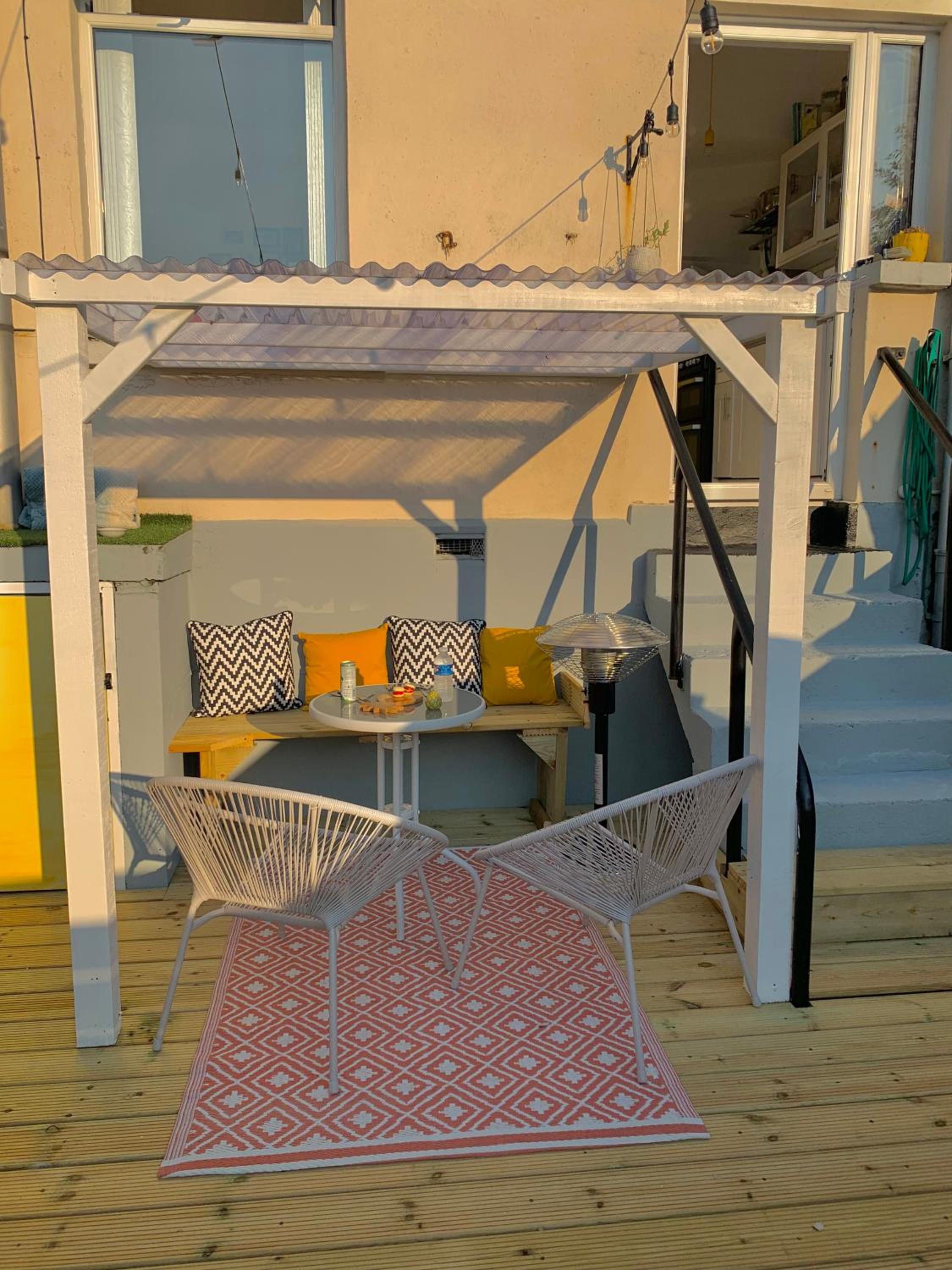 Hotel Honeymoon Row - Image 1