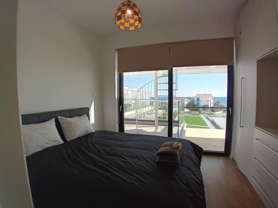 New Luxury Sea Front Apartment