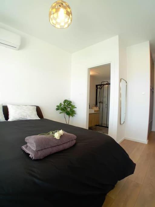 New Luxury Sea Front Apartment