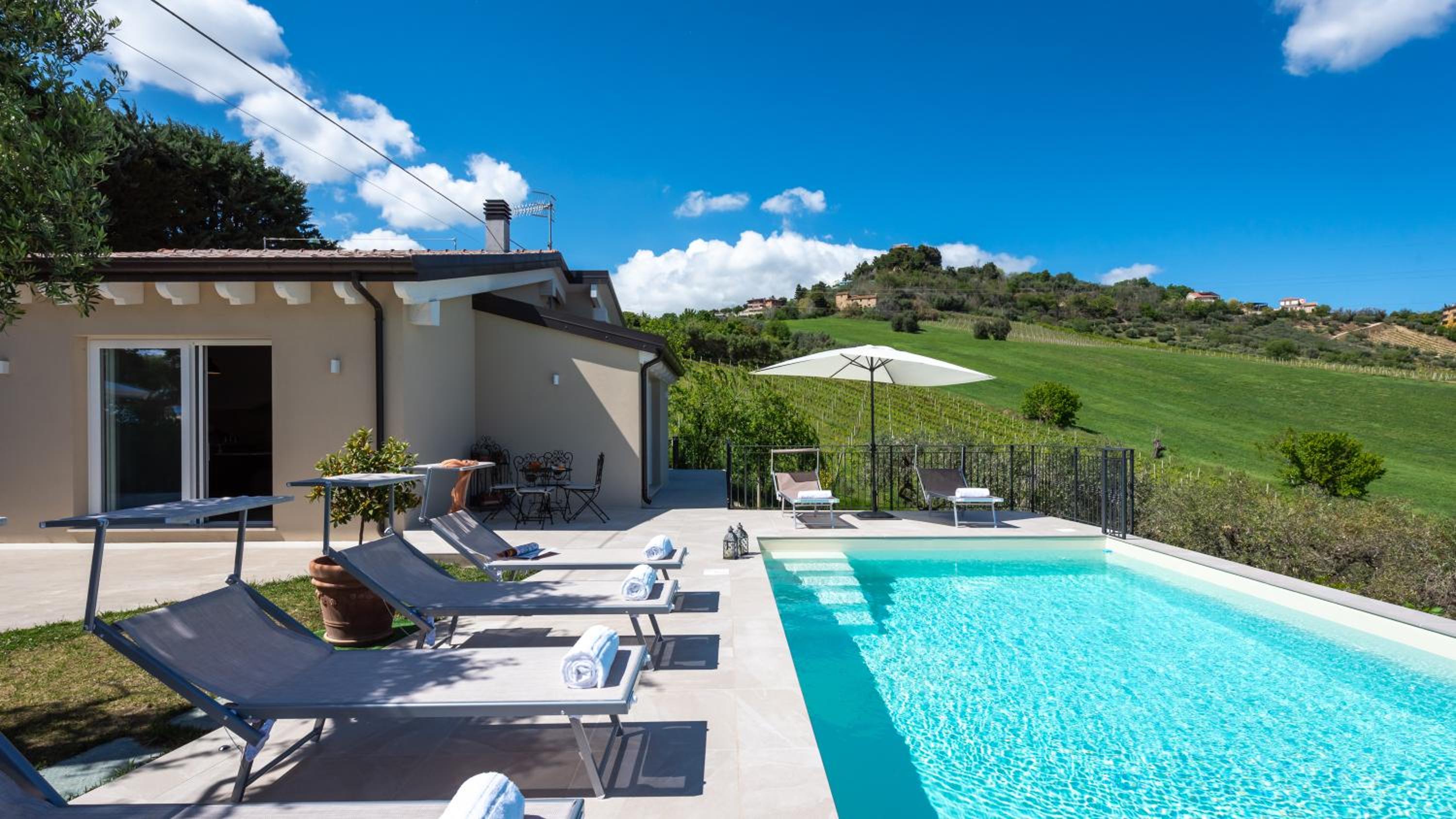 DIMORA CAMPO DELLE MURA 4&2, Emma Villas view 2