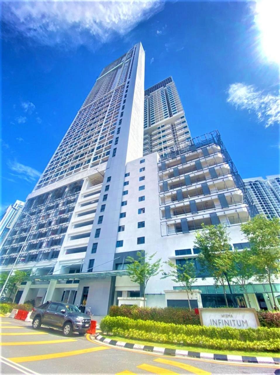 KLCC The Luxe Colony Skypool By Tasrifa