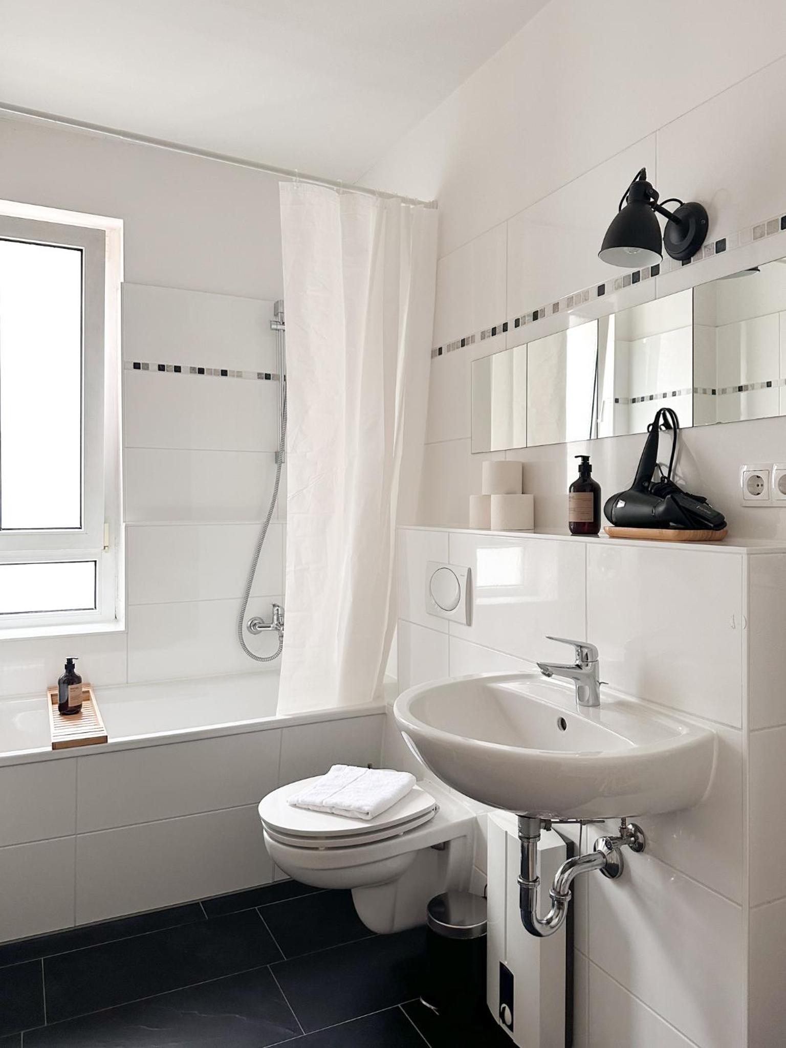NOOK Design-Apartments mit Küche, Duschbad, neben U-Bahn Station aber ruhig gelegen