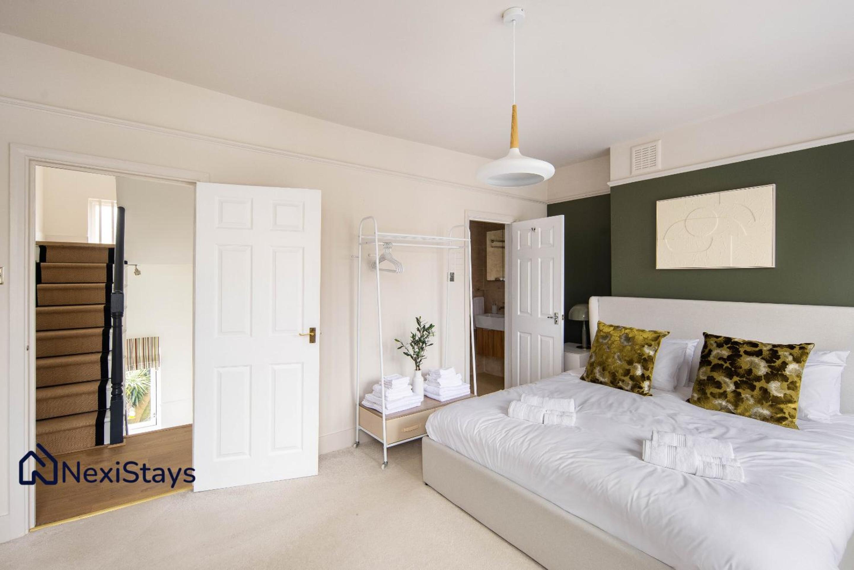 10 Mins Walk to The Oval, The Kennington Retreat