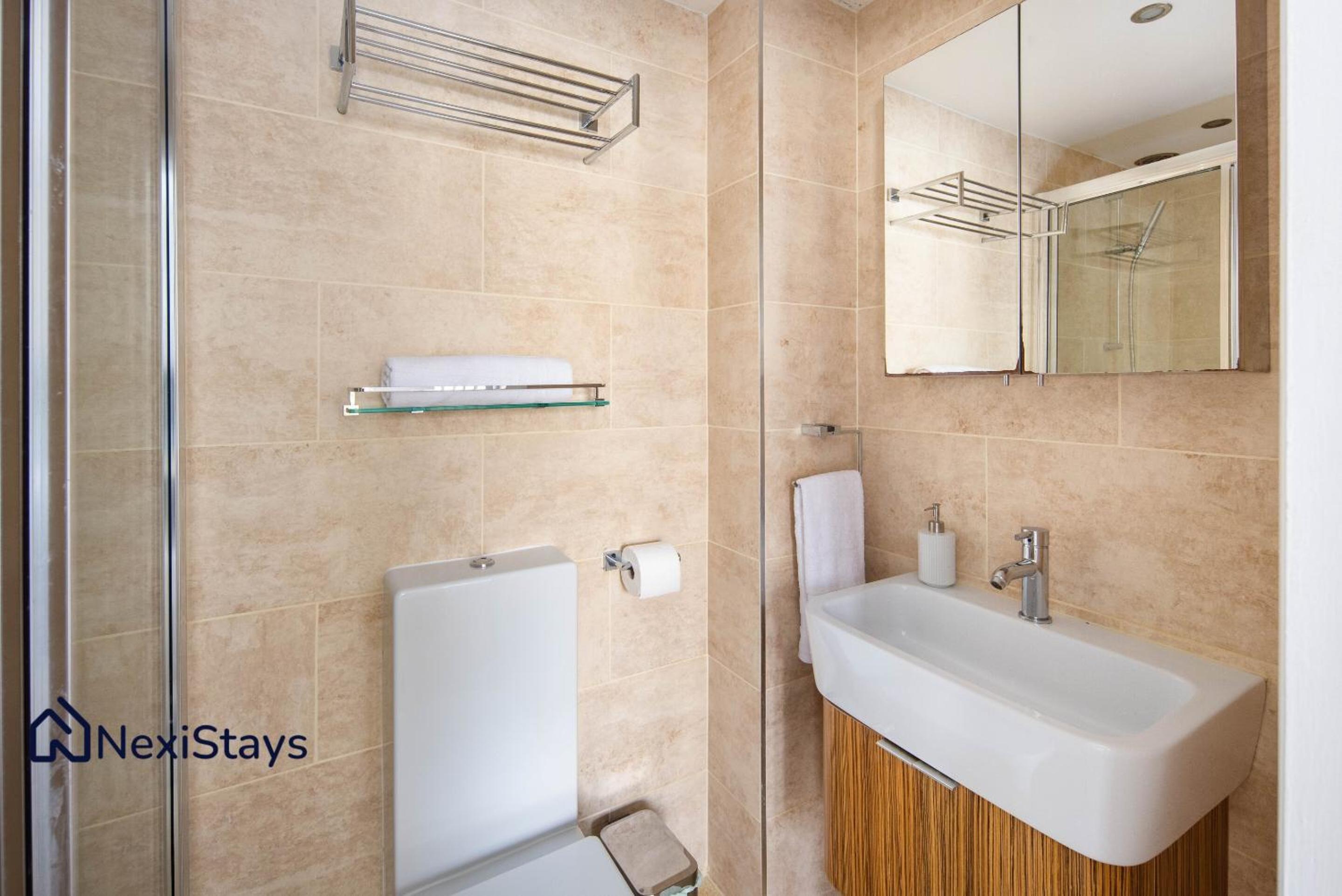 10 Mins Walk to The Oval, The Kennington Retreat