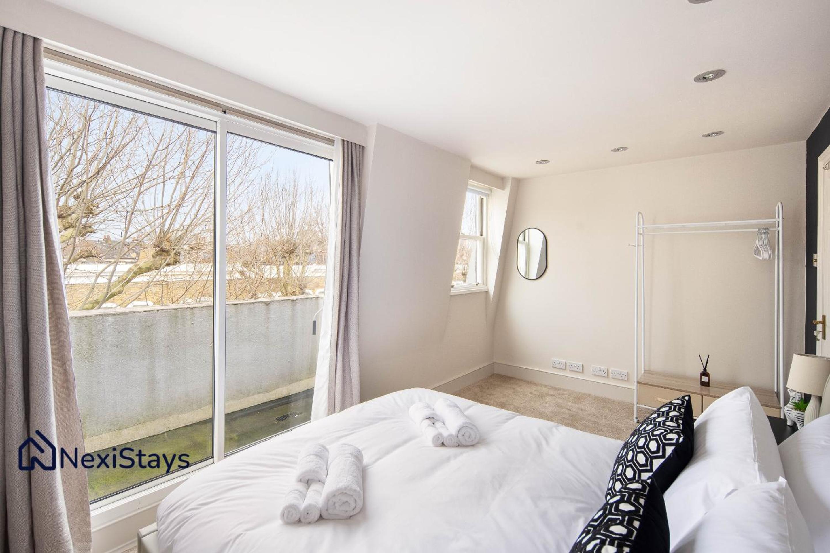 10 Mins Walk to The Oval, The Kennington Retreat