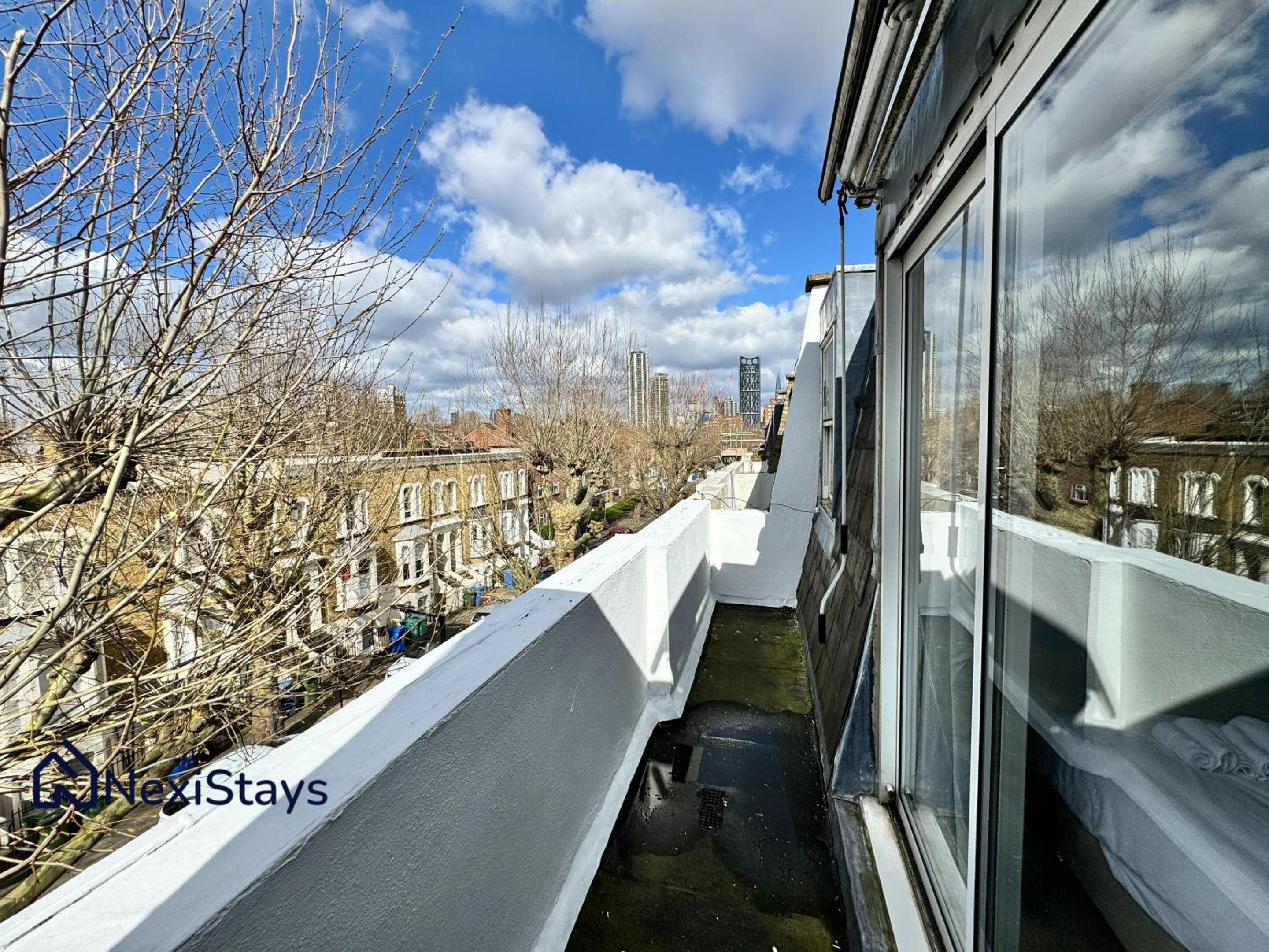 10 Mins Walk to The Oval, The Kennington Retreat