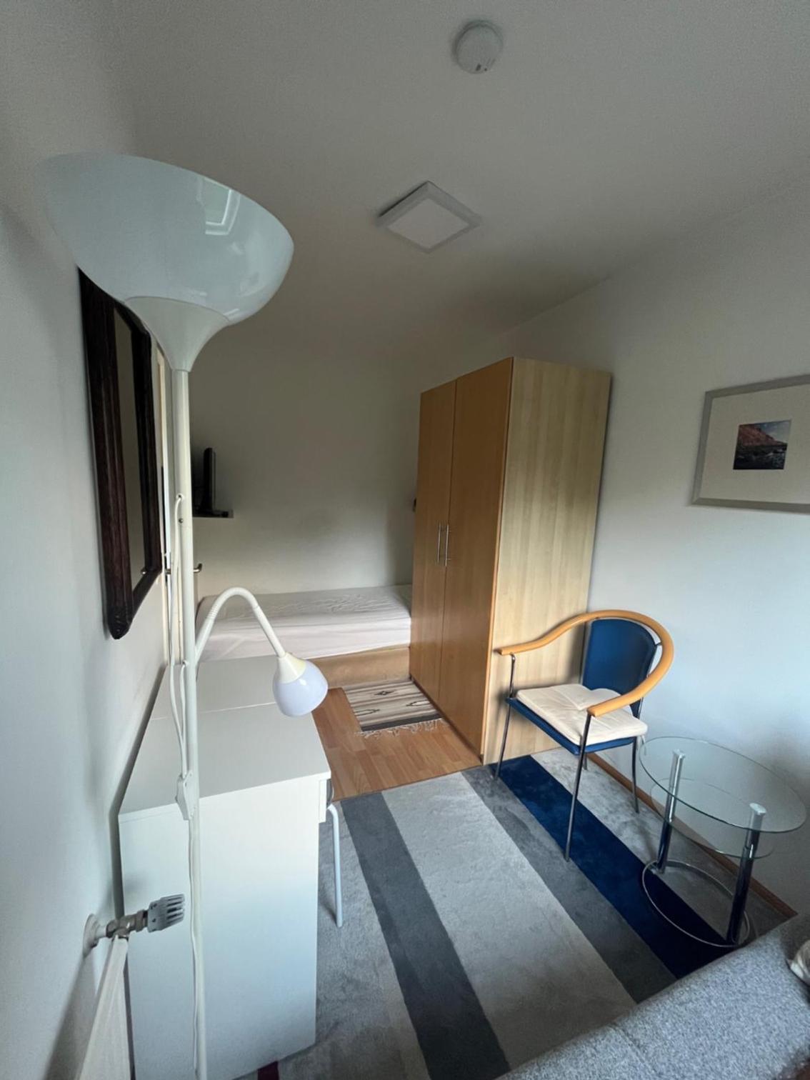 Kärnten Ossiacher See Apartment zwei Zimmer Ferienwohnung direkter Seezugang Strand beheizte Schwimmhalle