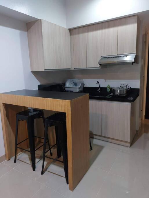 Comfy Condo near Ayala, SM City & IT Park view 3