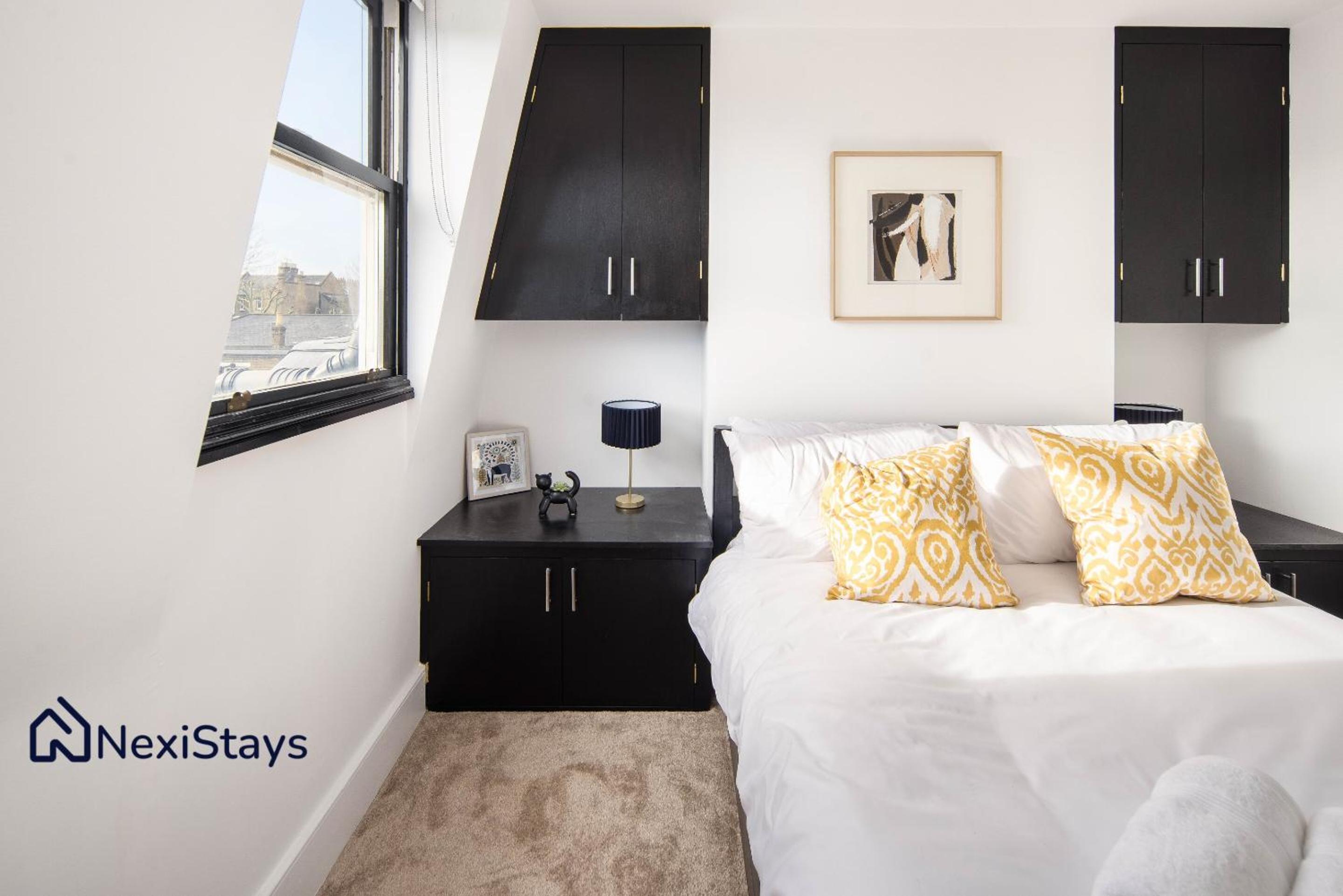 10 Mins Walk to The Oval, The Kennington Retreat