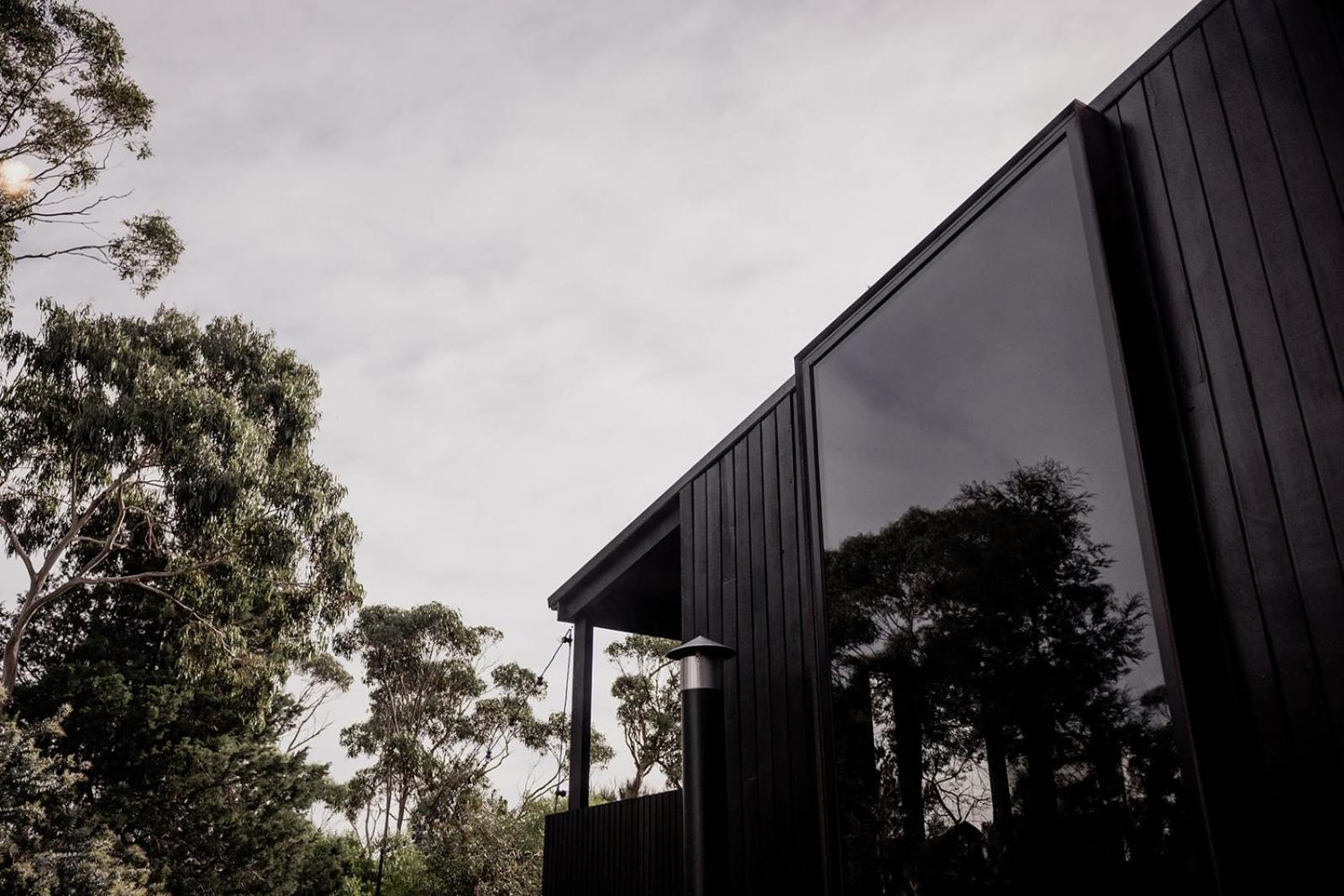 'Sisters=' - Cliff top cabin with hot tub