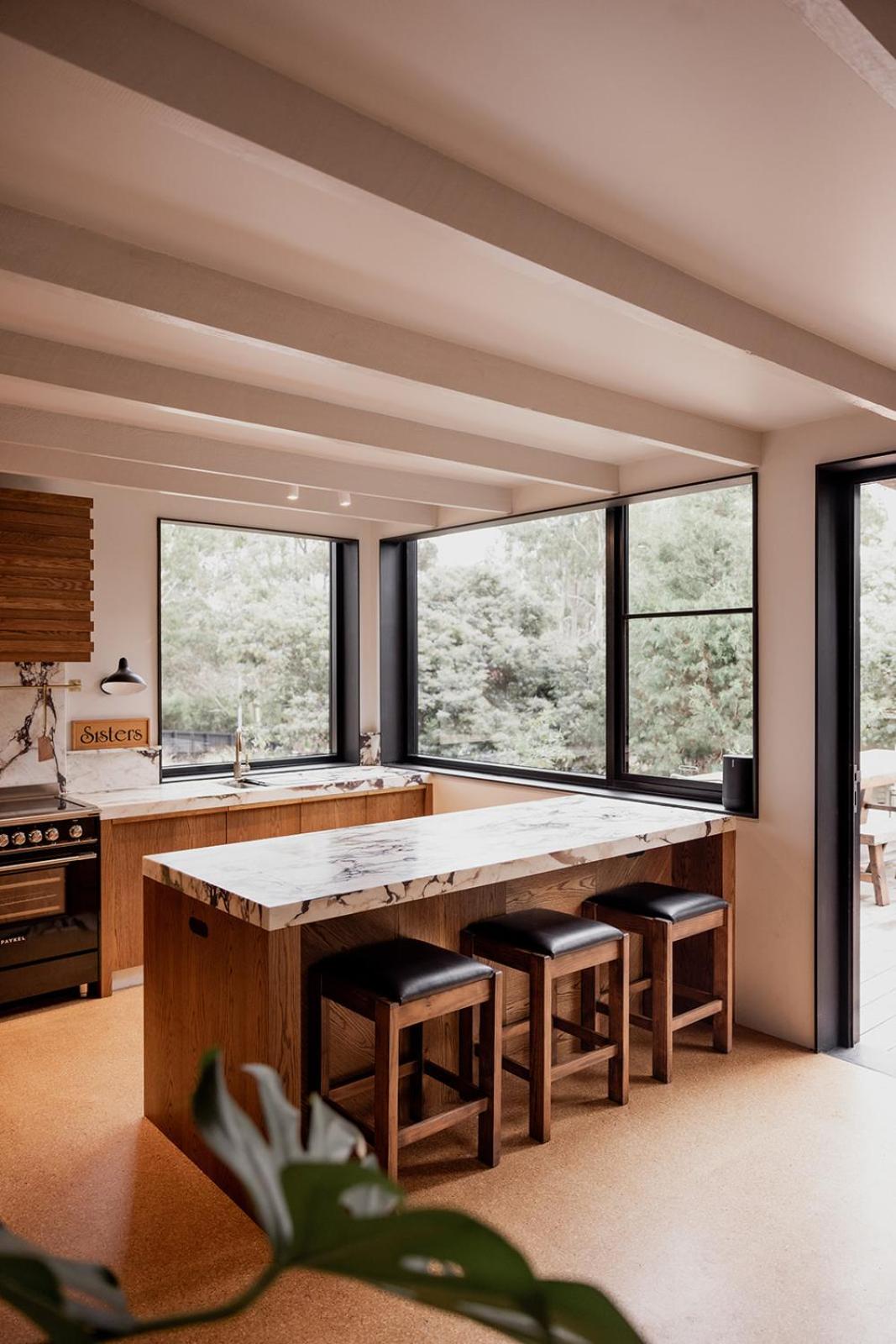 'Sisters=' - Cliff top cabin with hot tub
