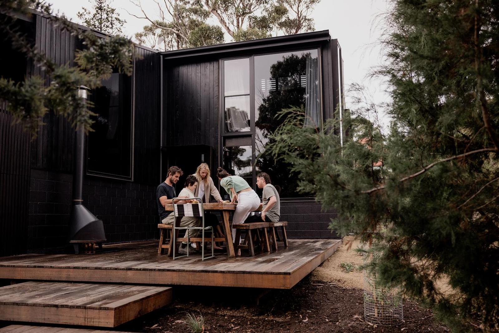'Sisters=' - Cliff top cabin with hot tub