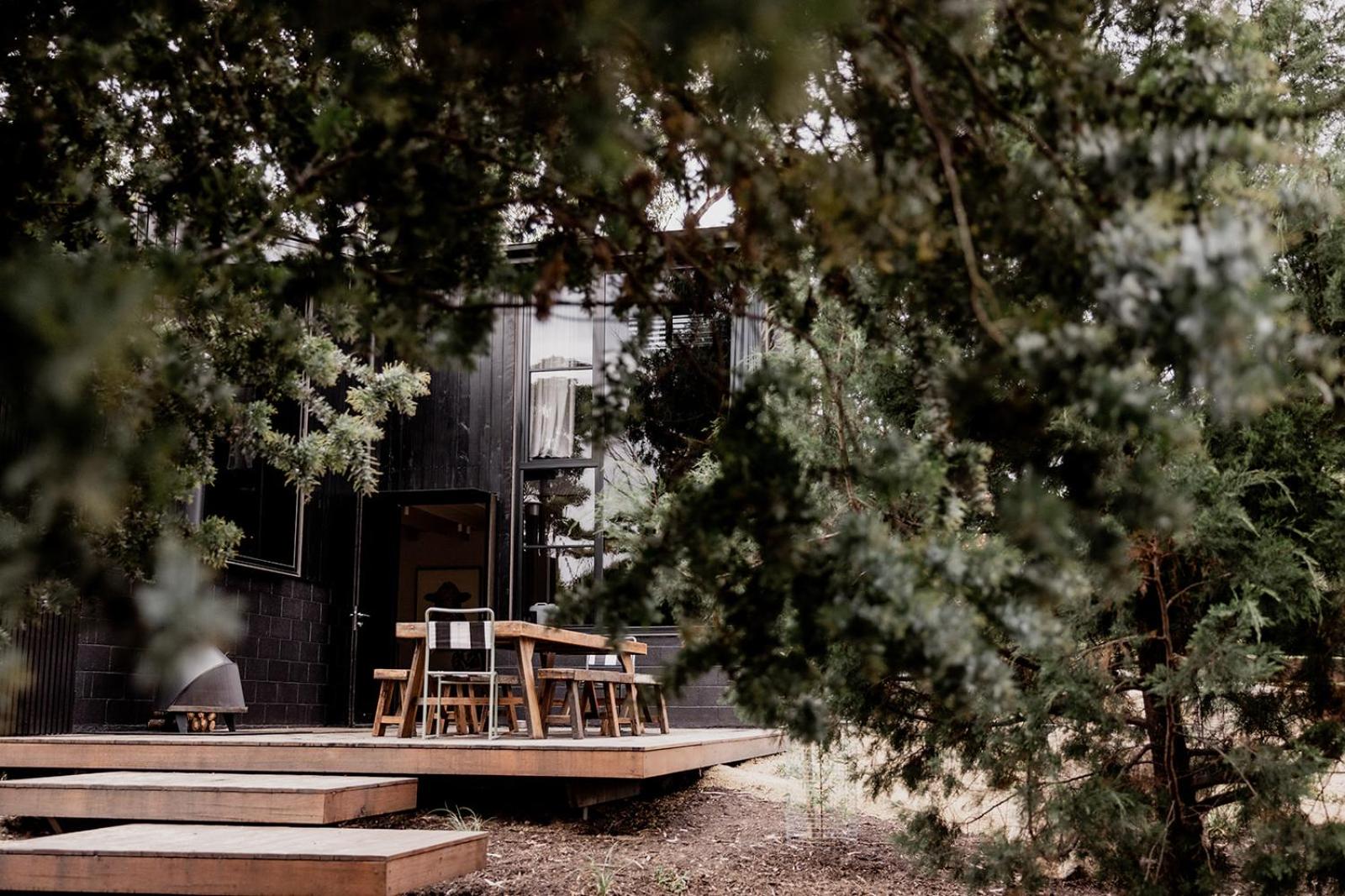 'Sisters=' - Cliff top cabin with hot tub