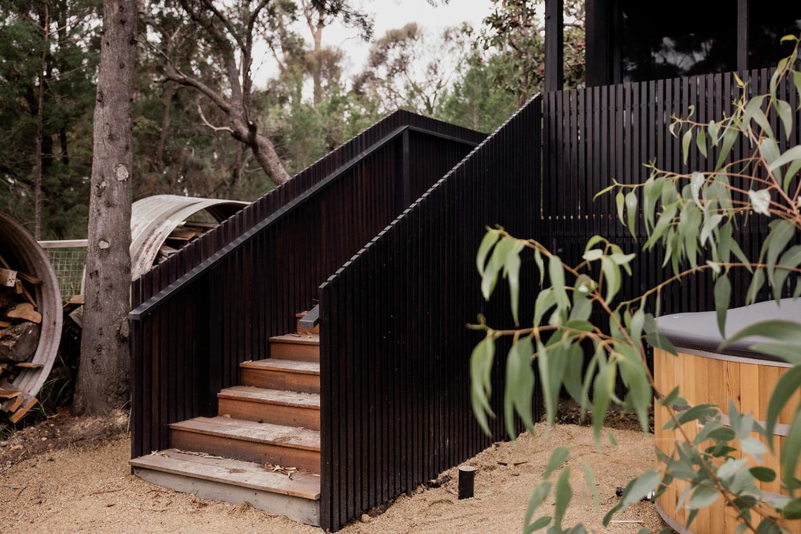 'Sisters=' - Cliff top cabin with hot tub