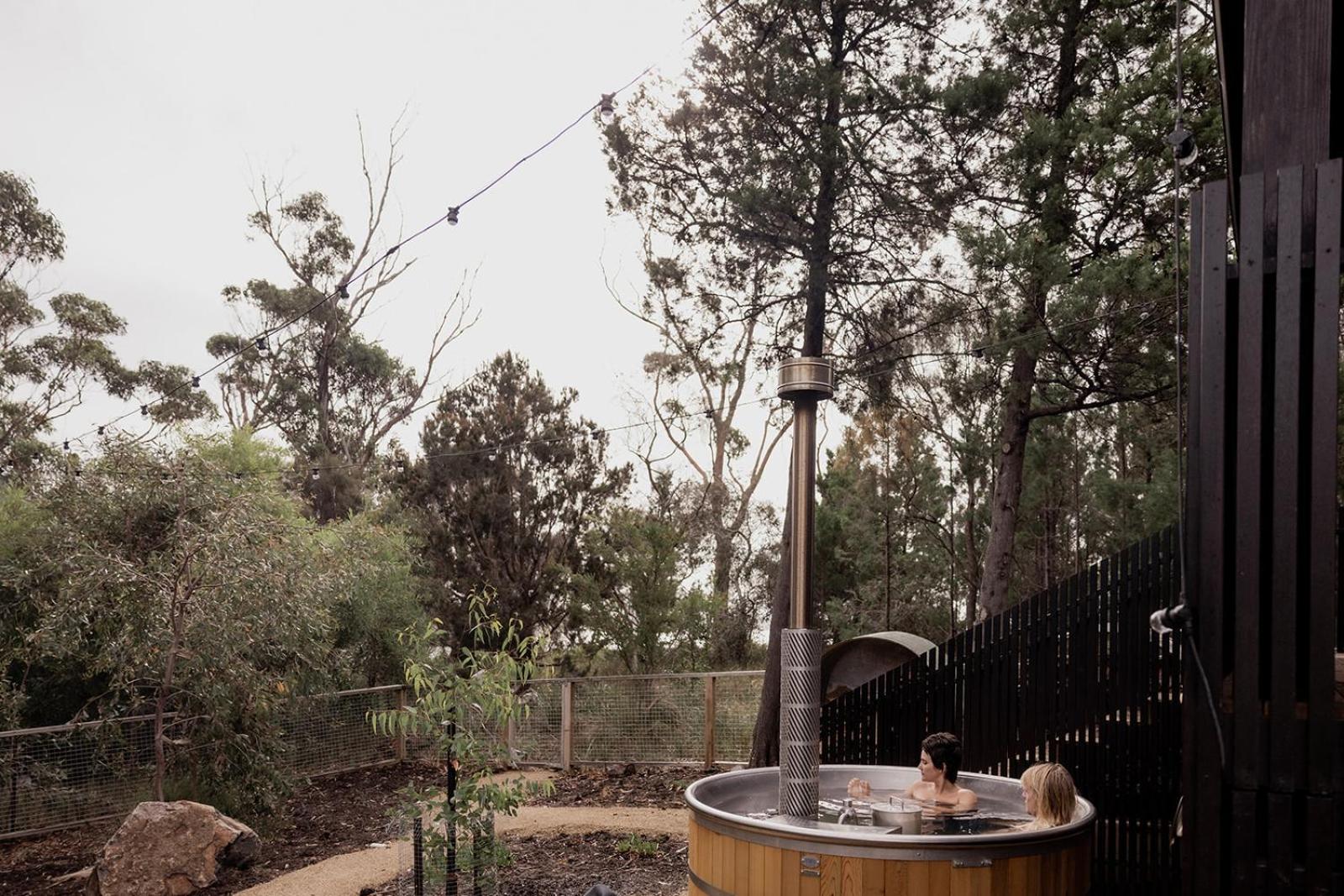 'Sisters=' - Cliff top cabin with hot tub