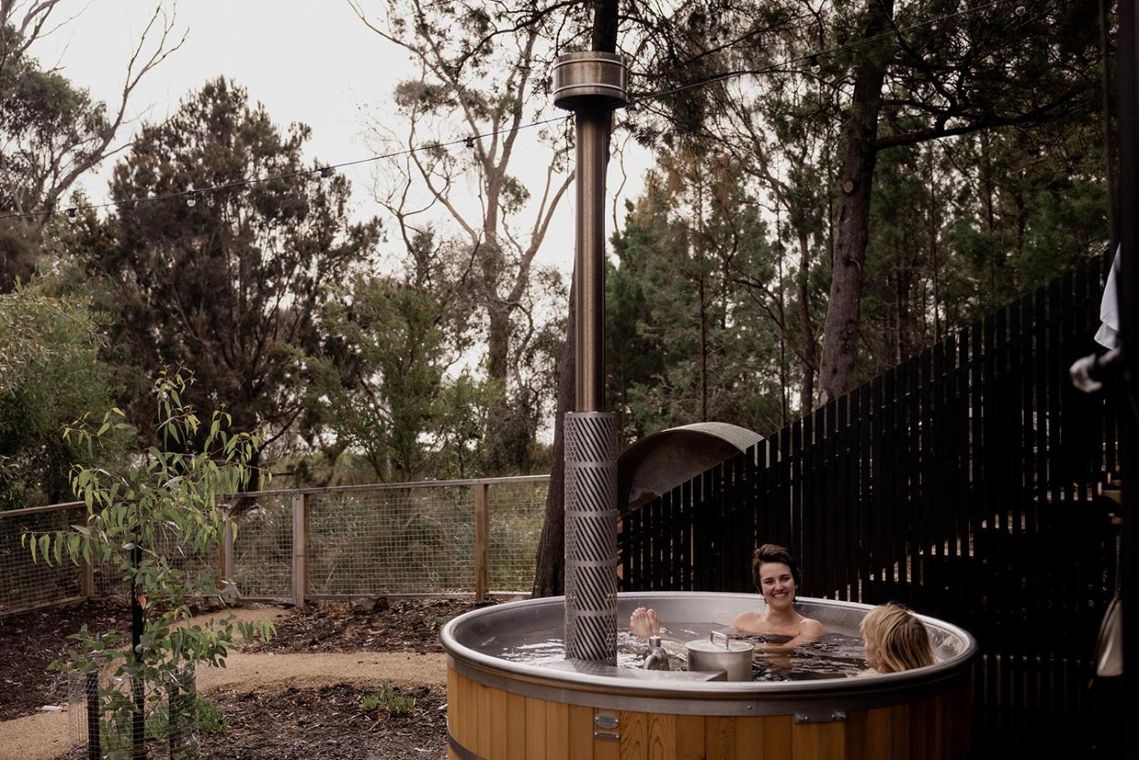 'Sisters=' - Cliff top cabin with hot tub