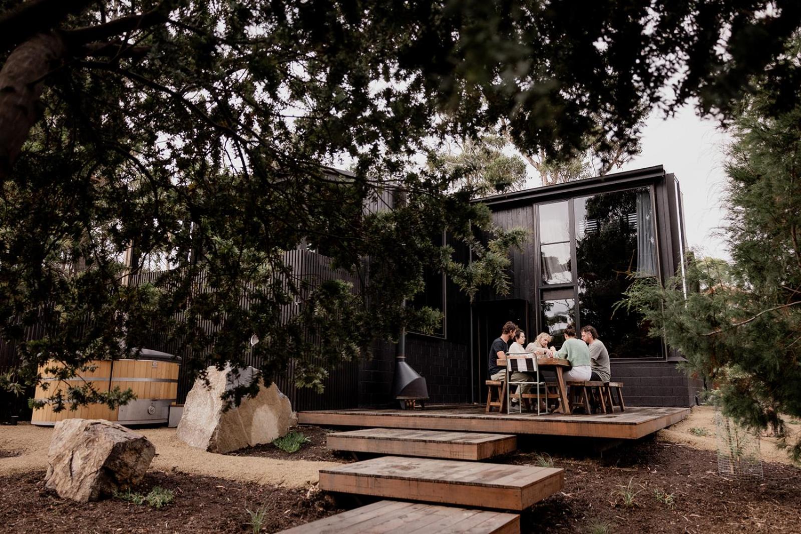 'Sisters=' - Cliff top cabin with hot tub