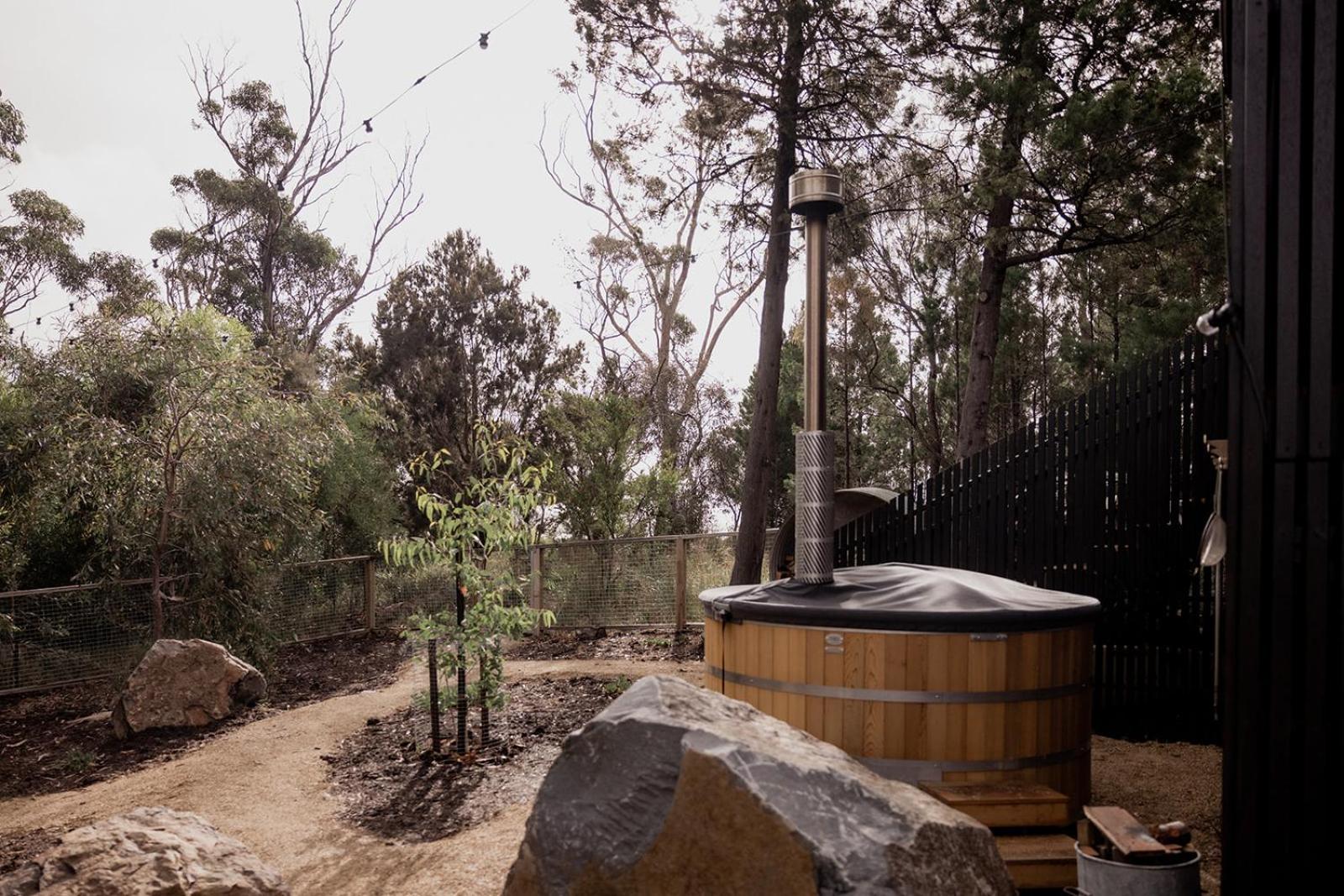 'Sisters=' - Cliff top cabin with hot tub