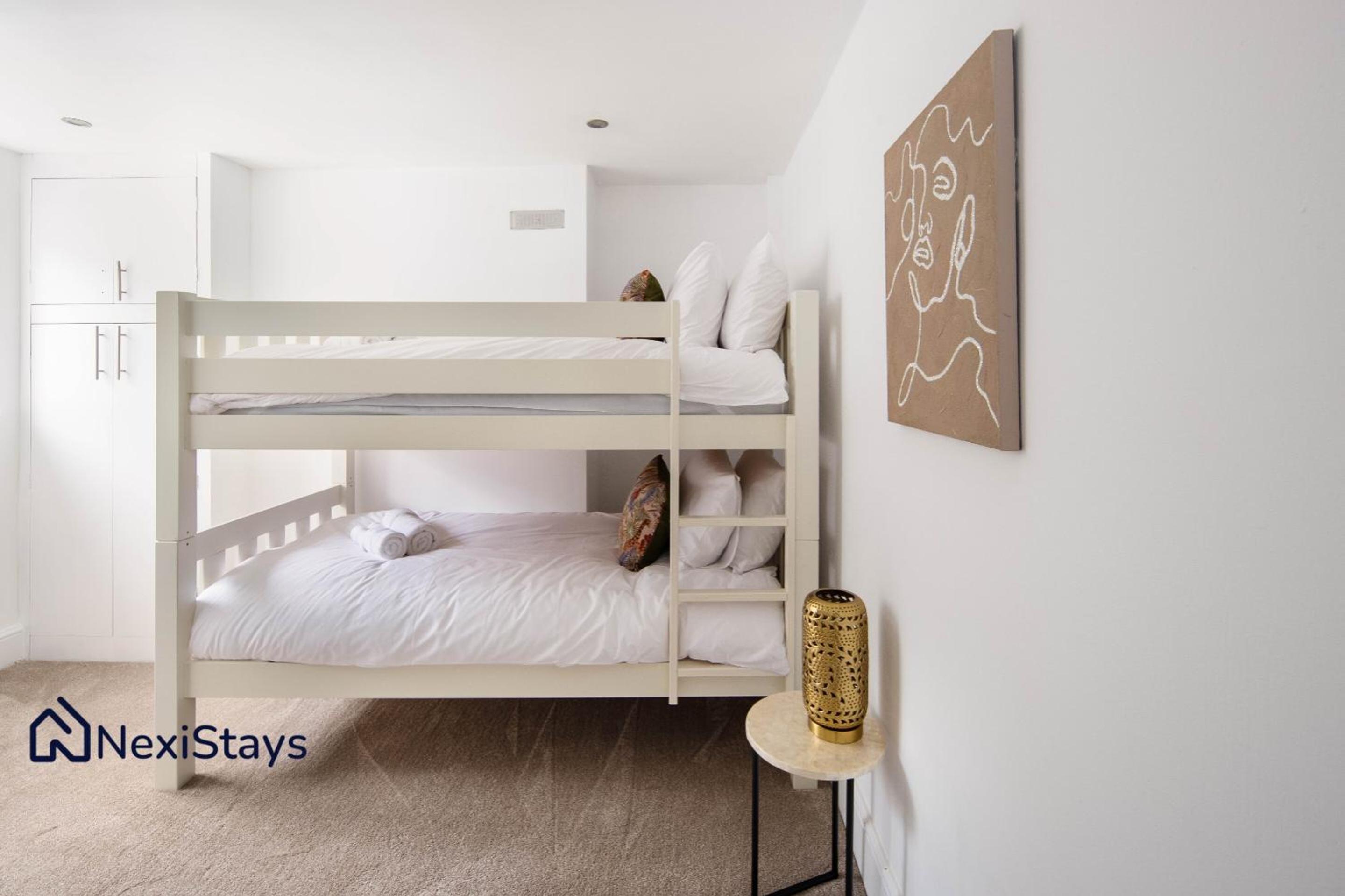 10 Mins Walk to The Oval, The Kennington Retreat