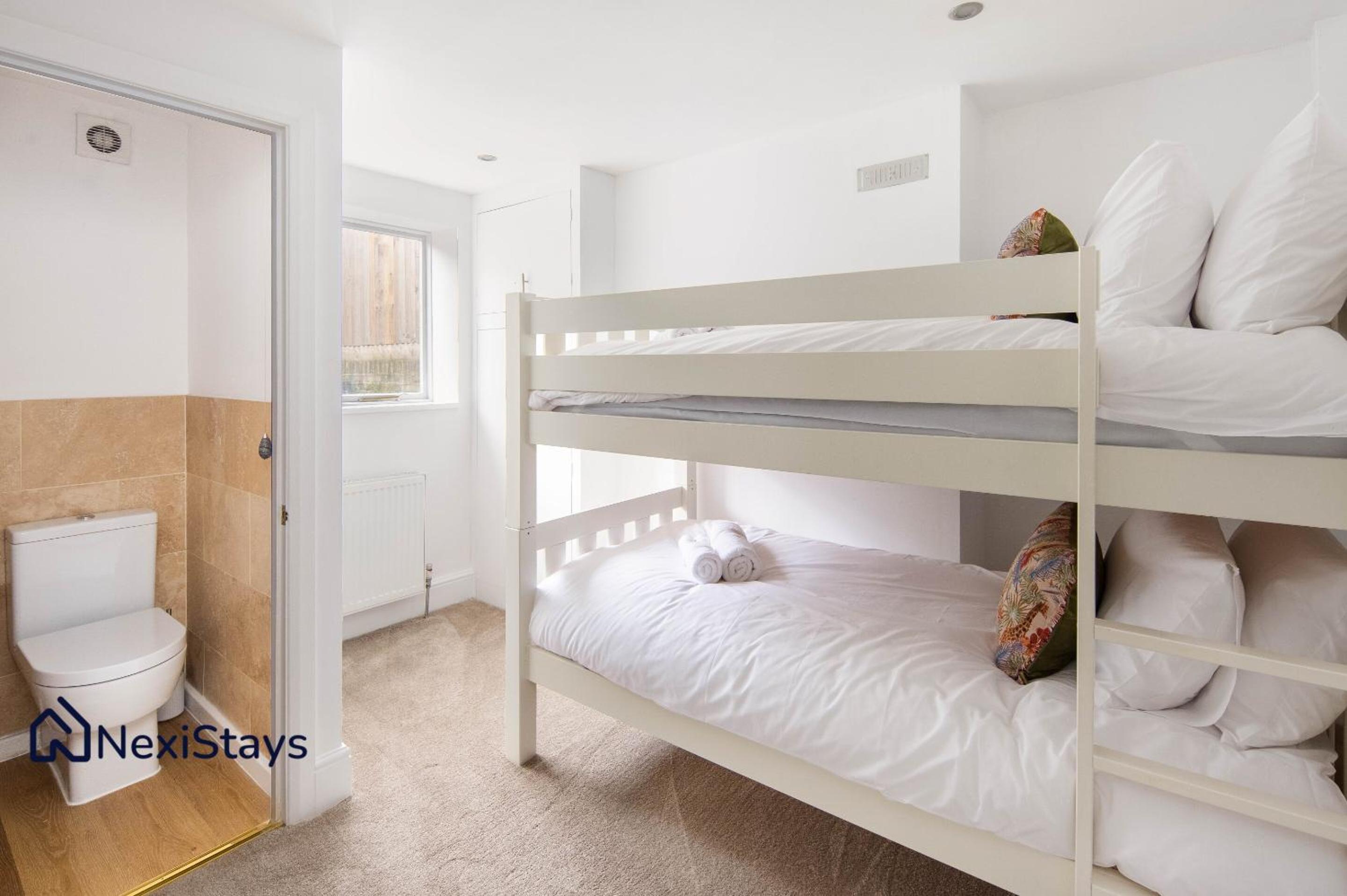 10 Mins Walk to The Oval, The Kennington Retreat