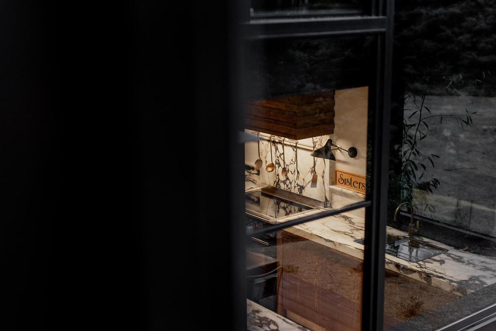 'Sisters=' - Cliff top cabin with hot tub
