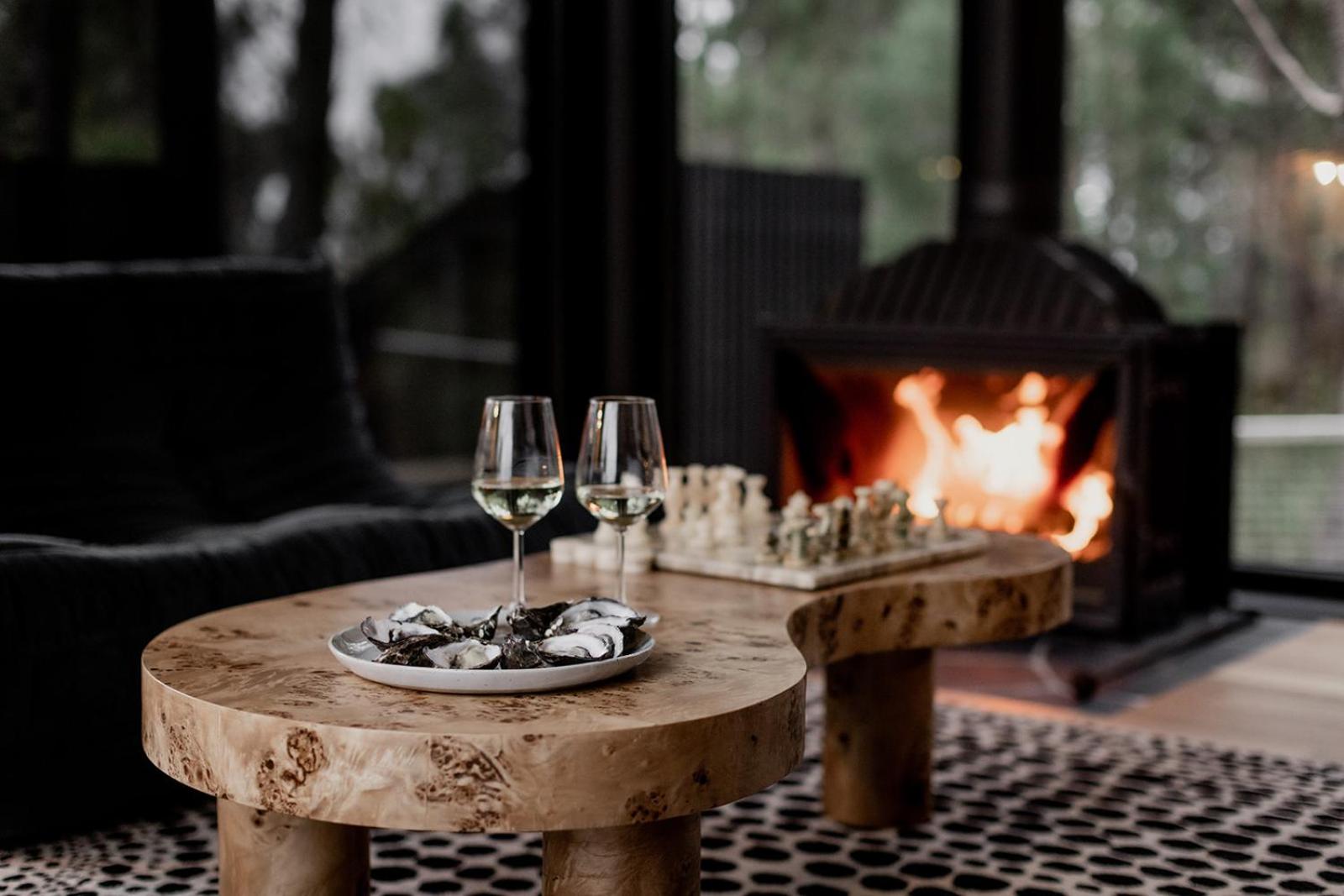 'Sisters=' - Cliff top cabin with hot tub