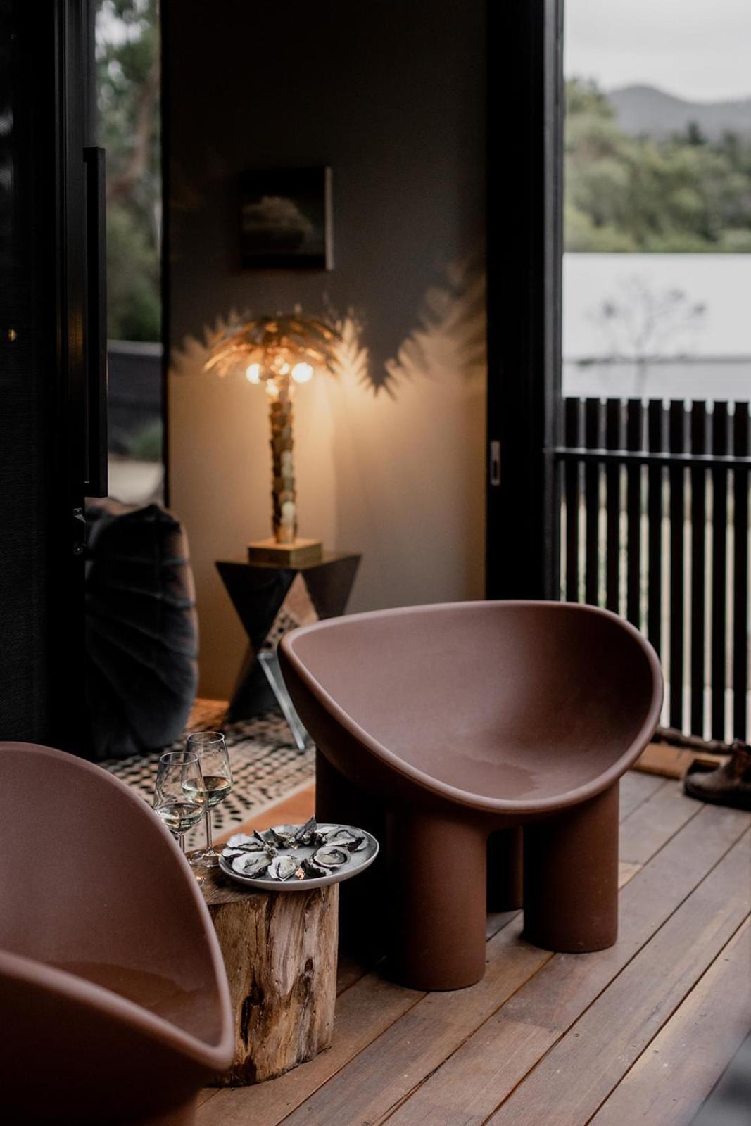 'Sisters=' - Cliff top cabin with hot tub