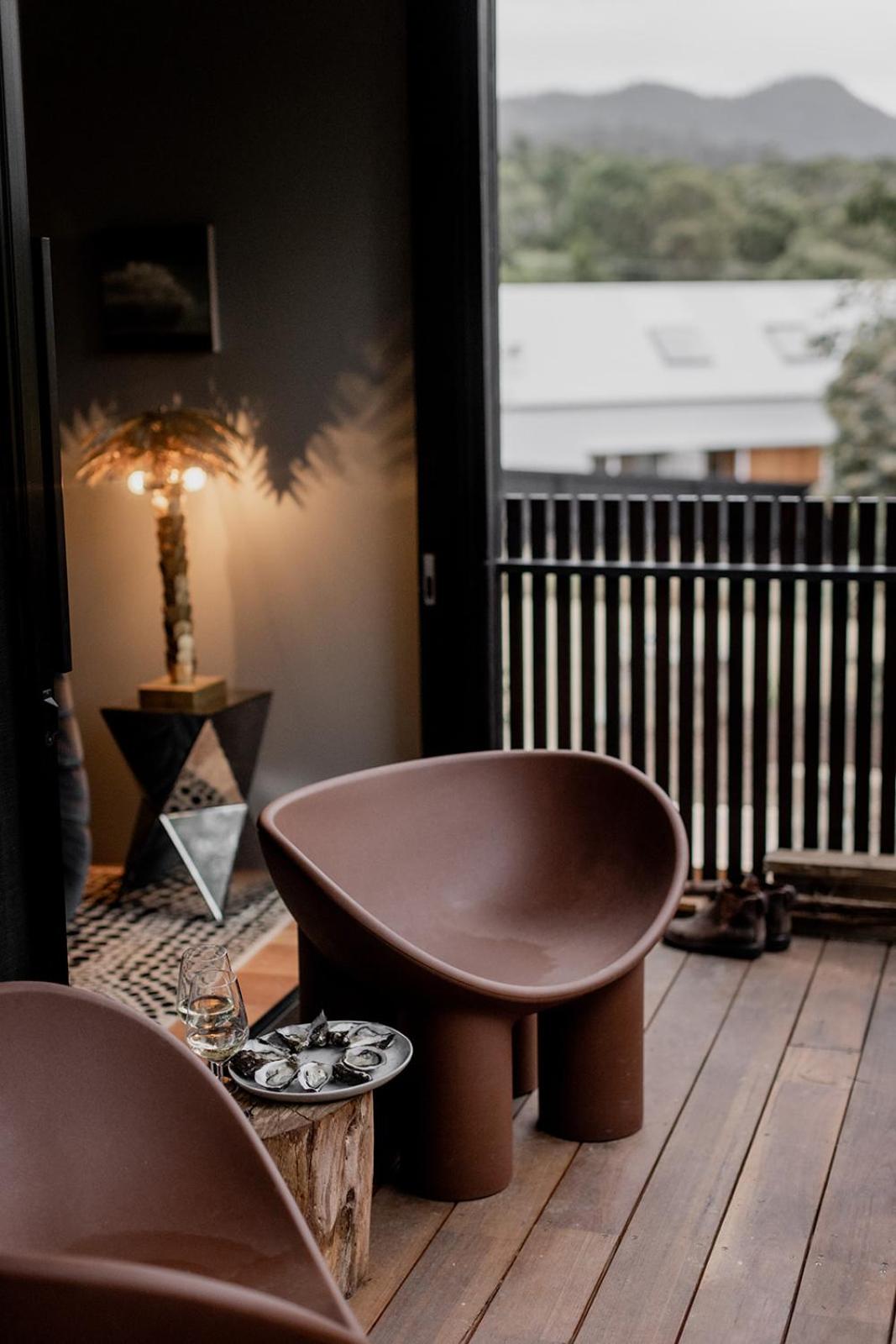 'Sisters=' - Cliff top cabin with hot tub