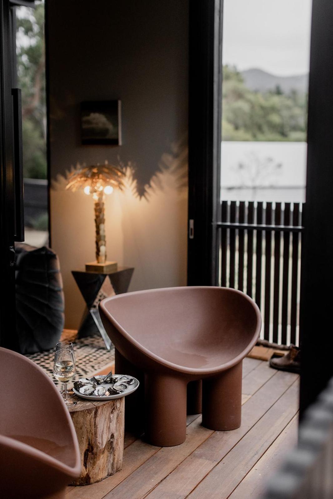 'Sisters=' - Cliff top cabin with hot tub