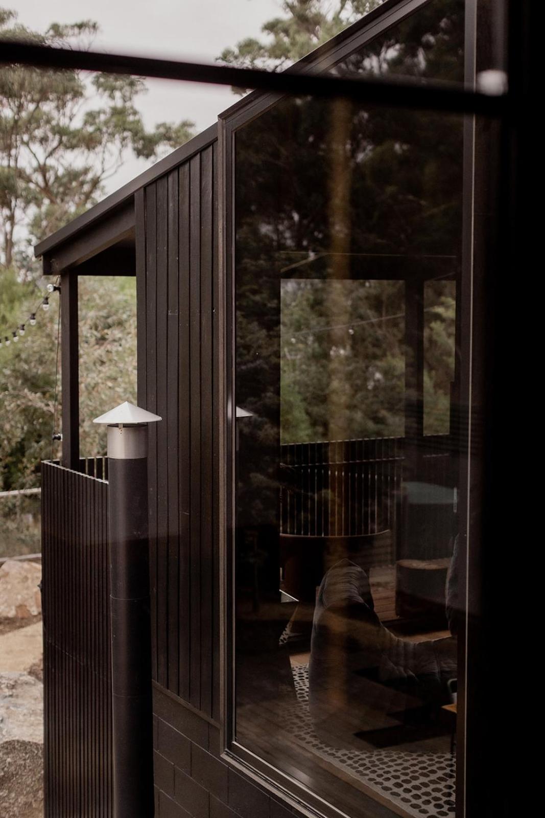 'Sisters=' - Cliff top cabin with hot tub