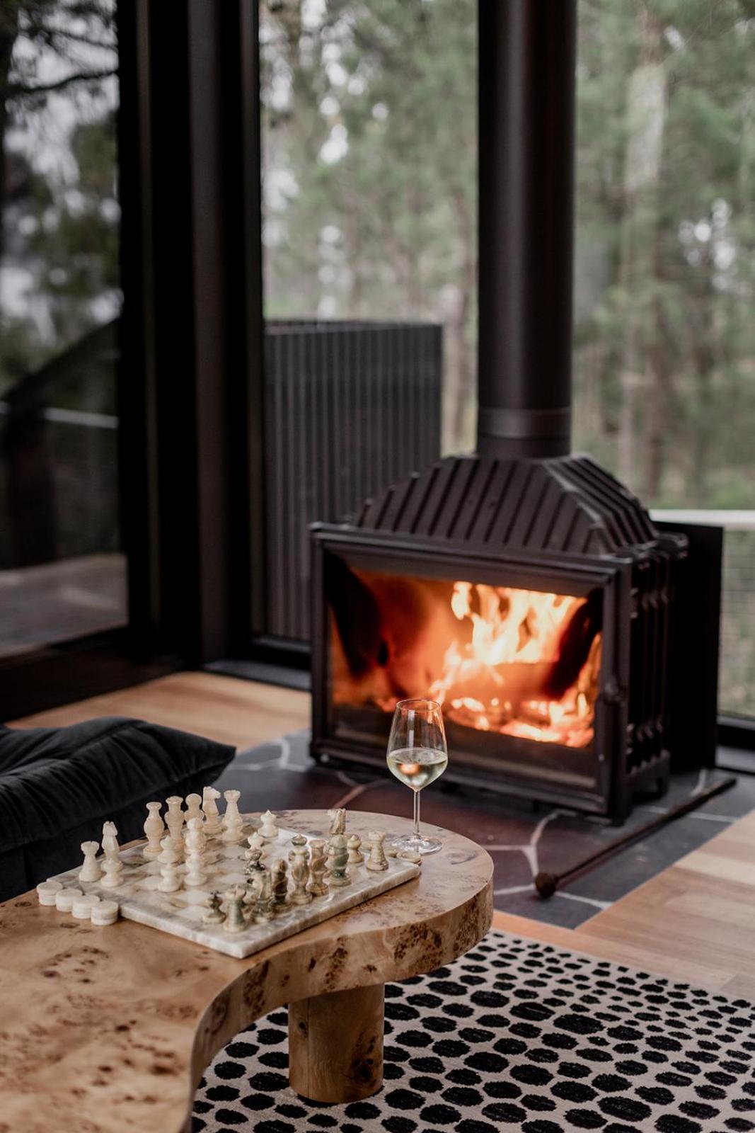 'Sisters=' - Cliff top cabin with hot tub