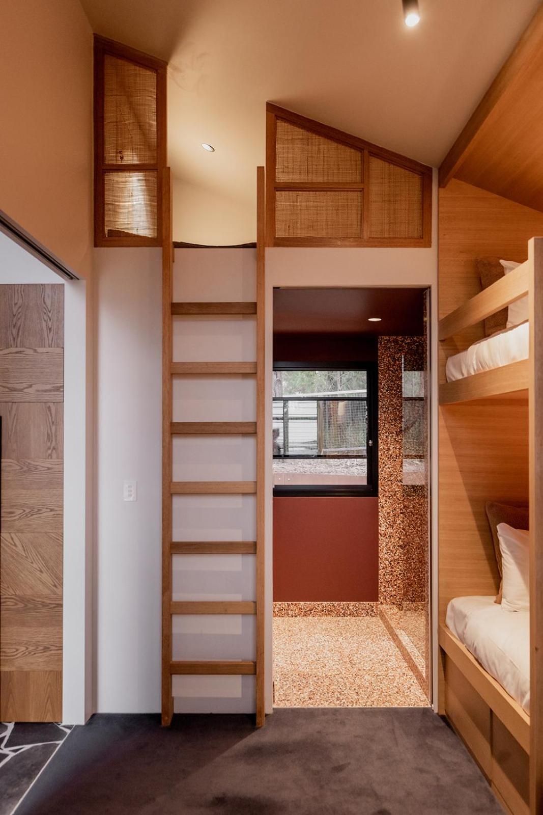 'Sisters=' - Cliff top cabin with hot tub
