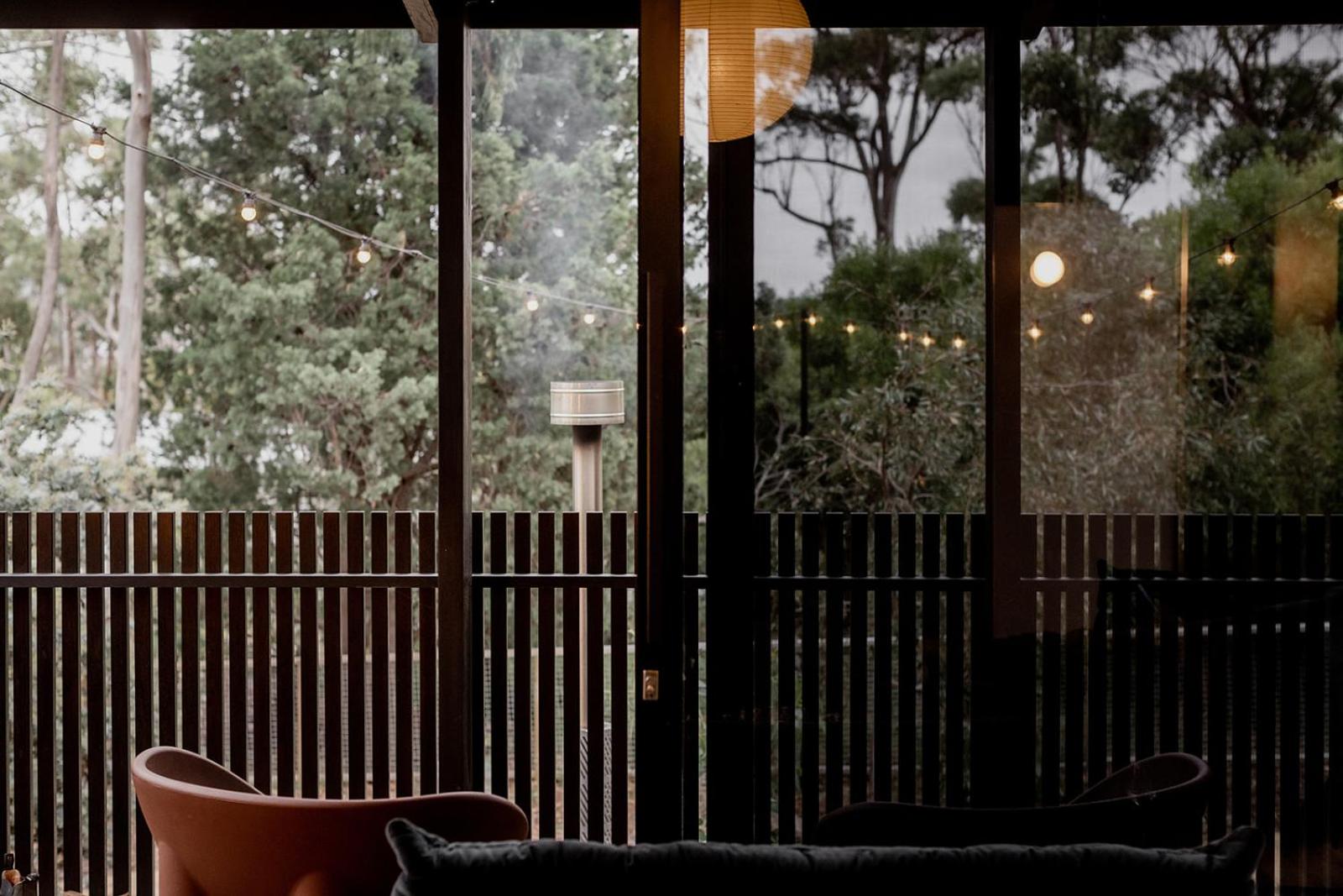 'Sisters=' - Cliff top cabin with hot tub