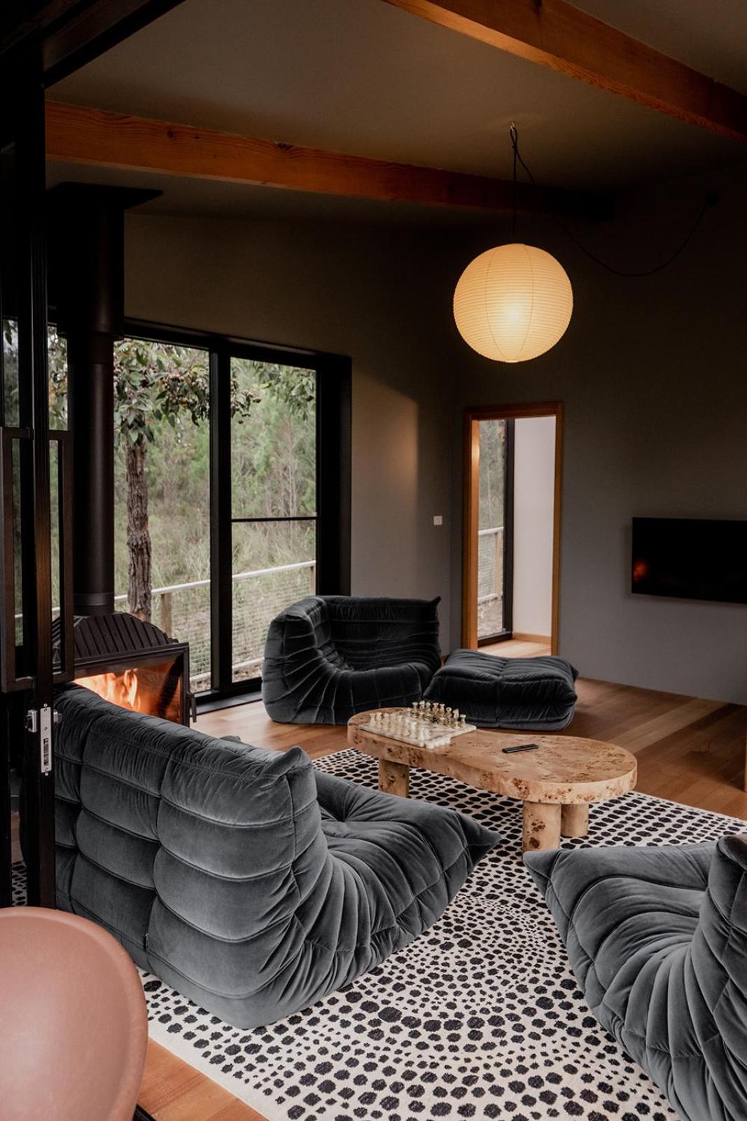 'Sisters=' - Cliff top cabin with hot tub