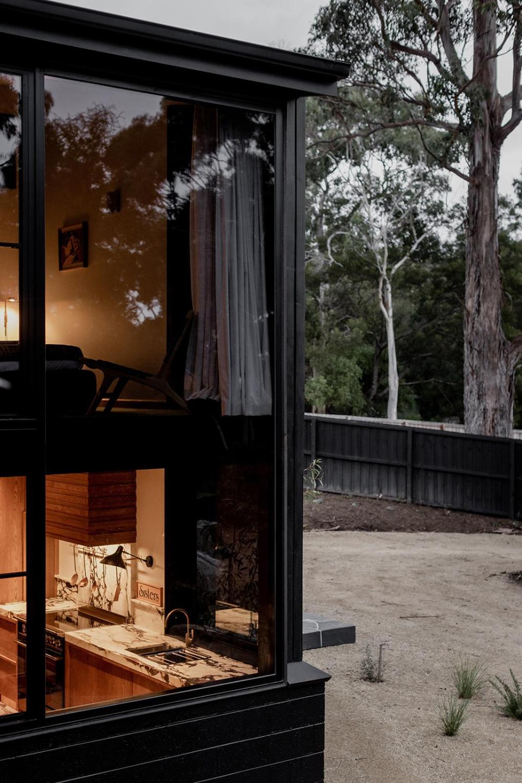 'Sisters=' - Cliff top cabin with hot tub