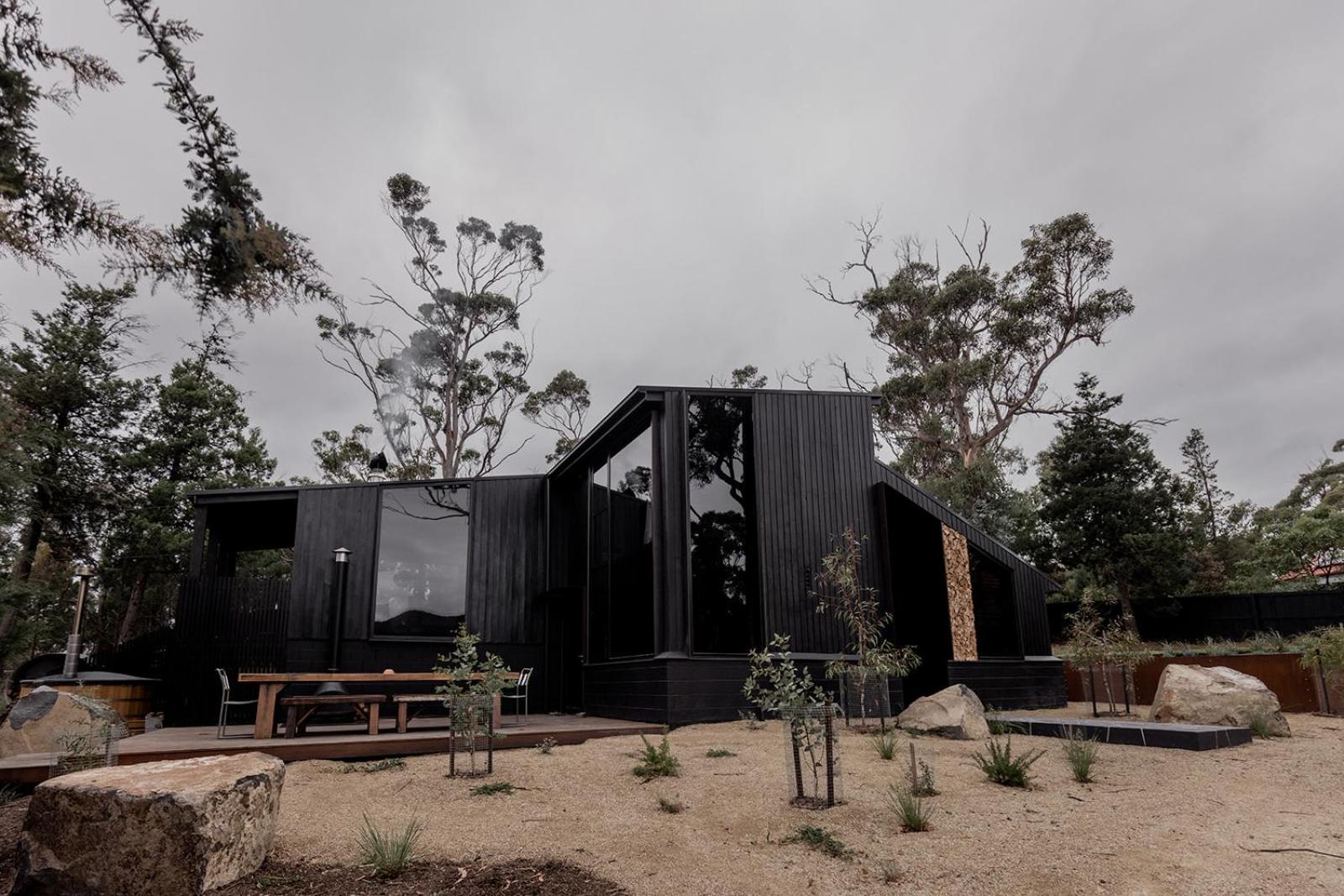 'Sisters=' - Cliff top cabin with hot tub