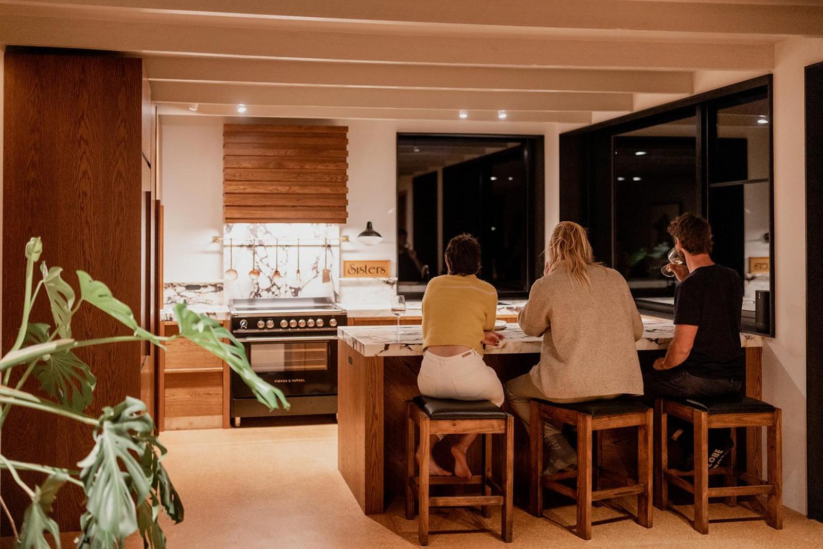 'Sisters=' - Cliff top cabin with hot tub
