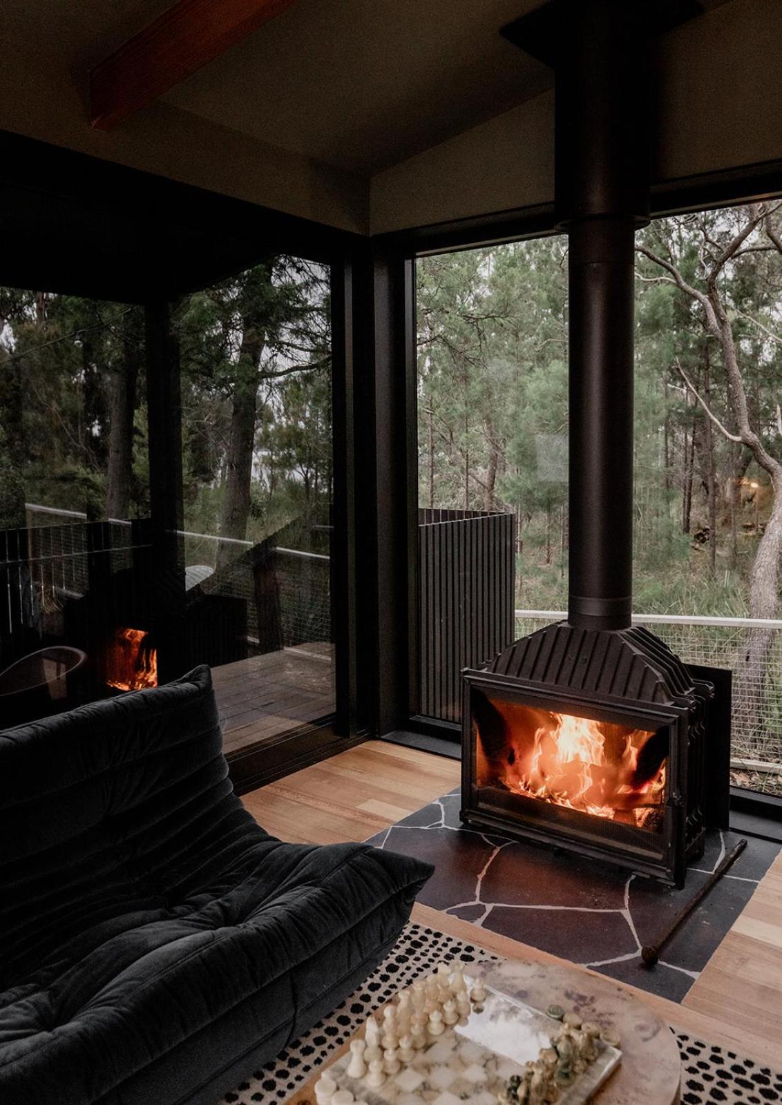 'Sisters=' - Cliff top cabin with hot tub