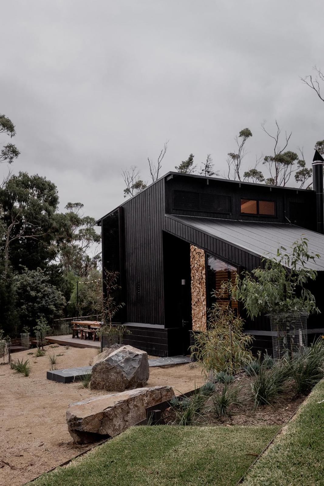'Sisters=' - Cliff top cabin with hot tub