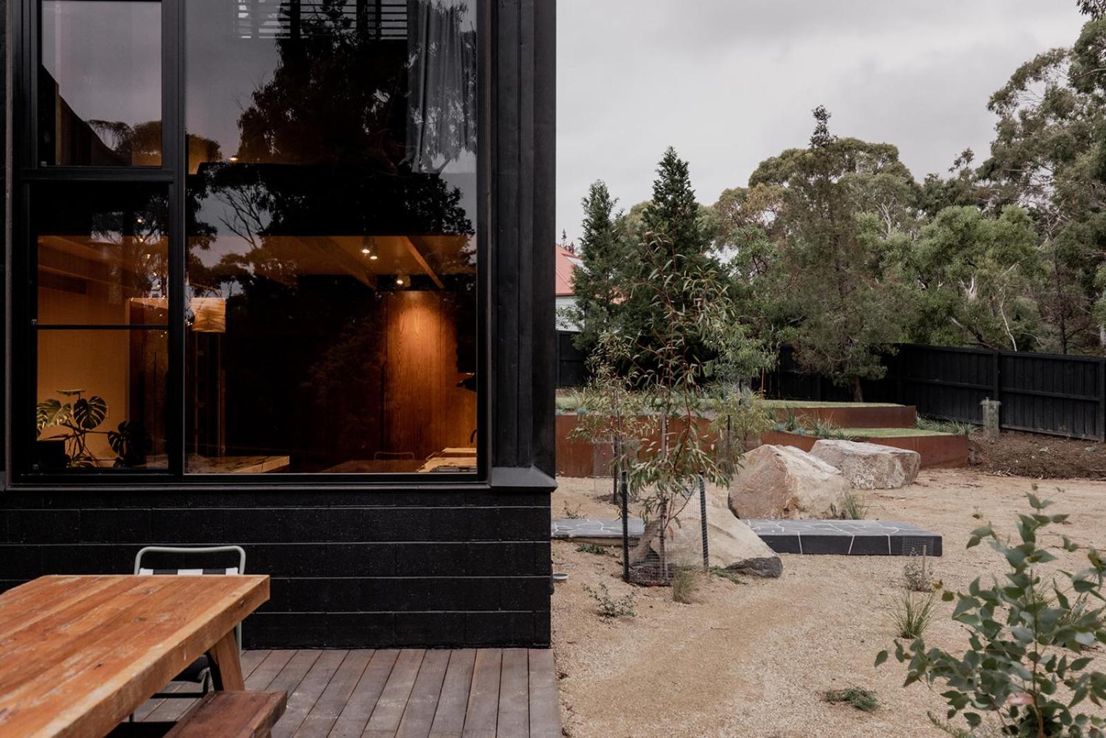 'Sisters=' - Cliff top cabin with hot tub