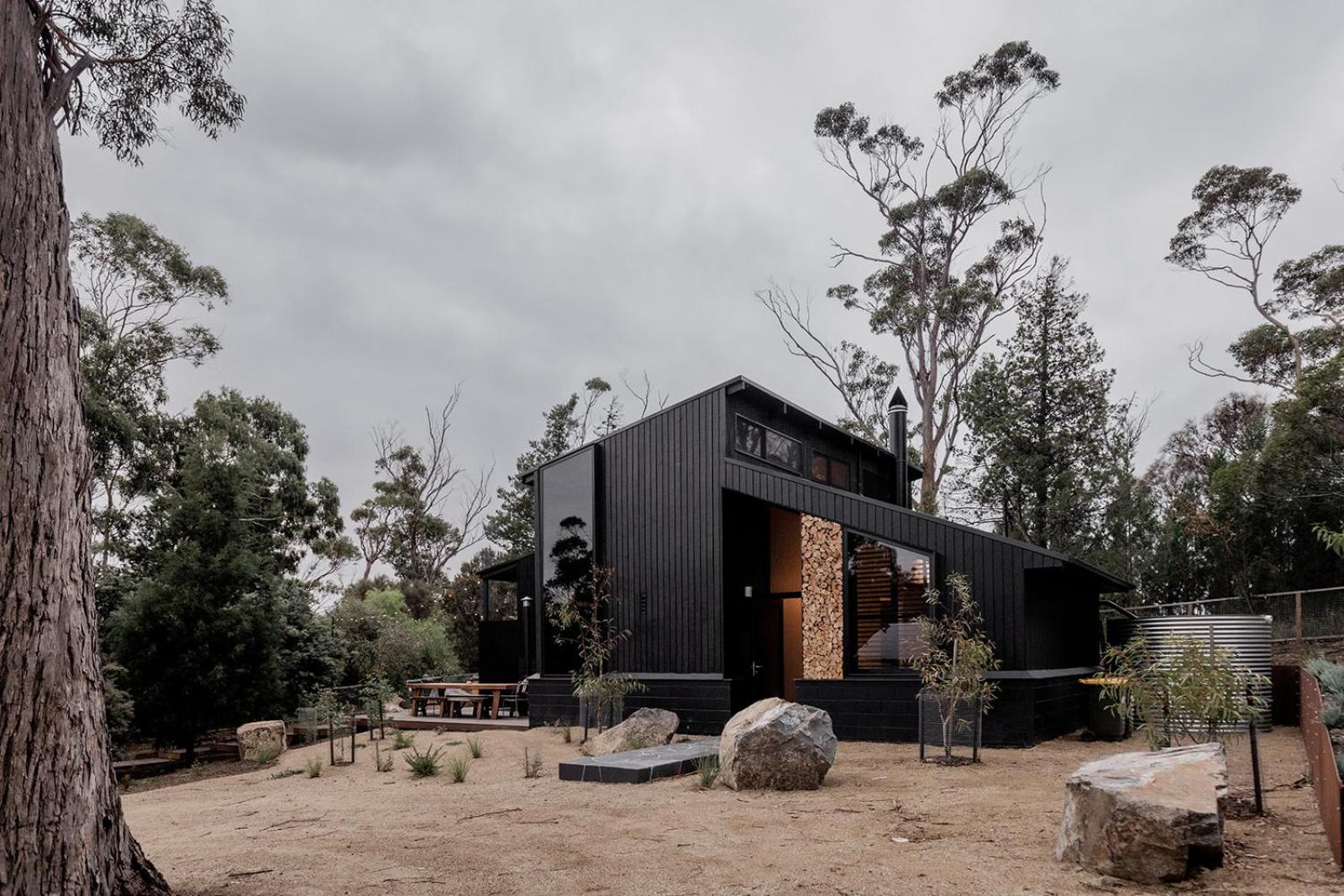 'Sisters=' - Cliff top cabin with hot tub