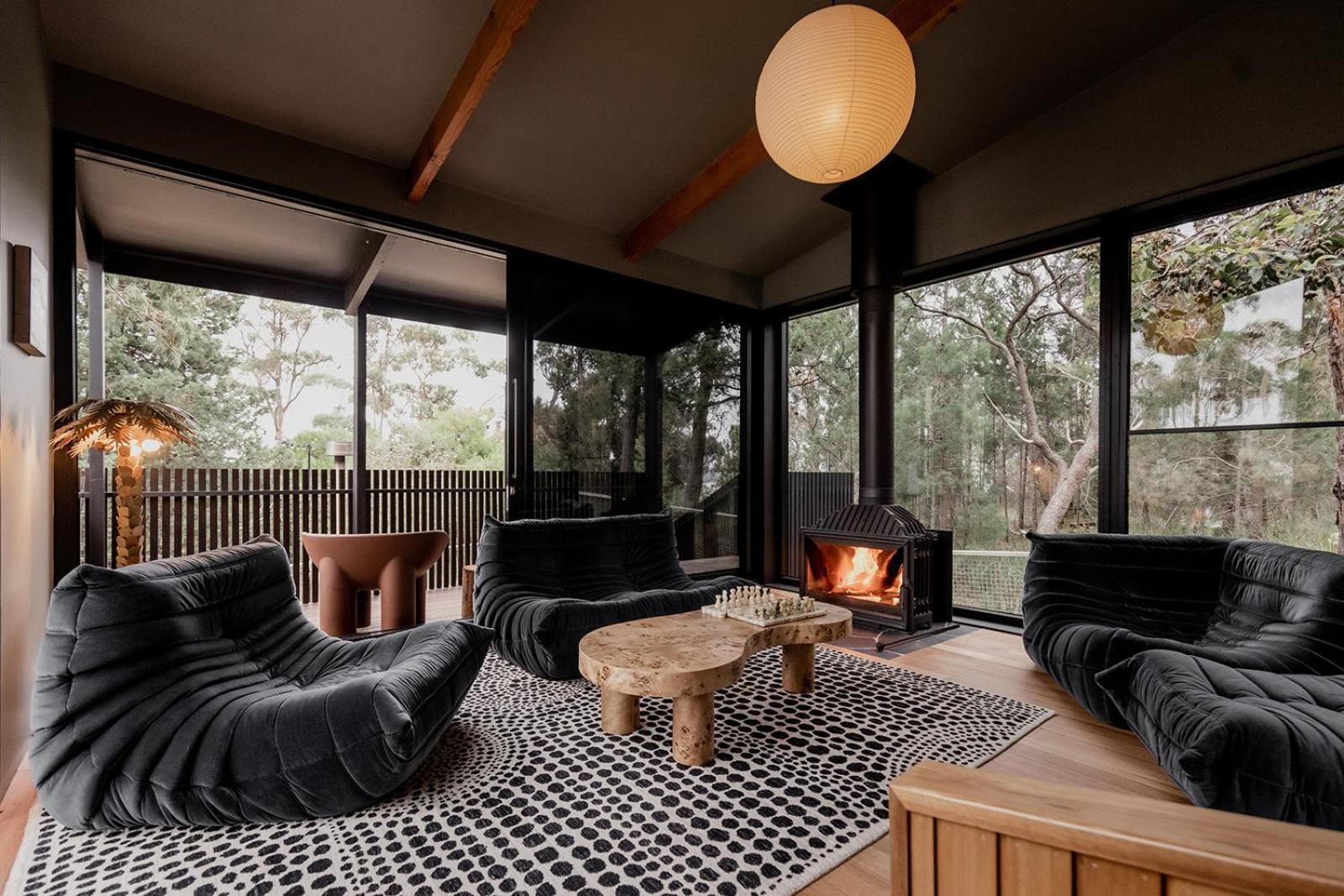 'Sisters=' - Cliff top cabin with hot tub