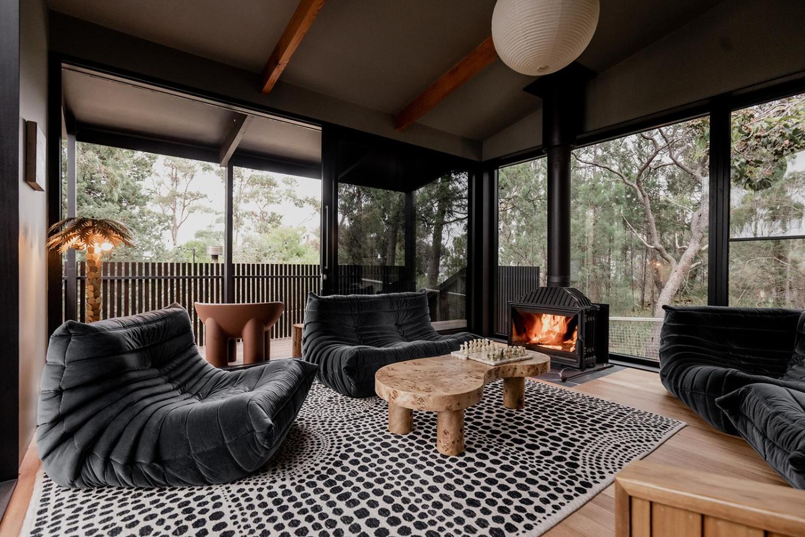 'Sisters=' - Cliff top cabin with hot tub