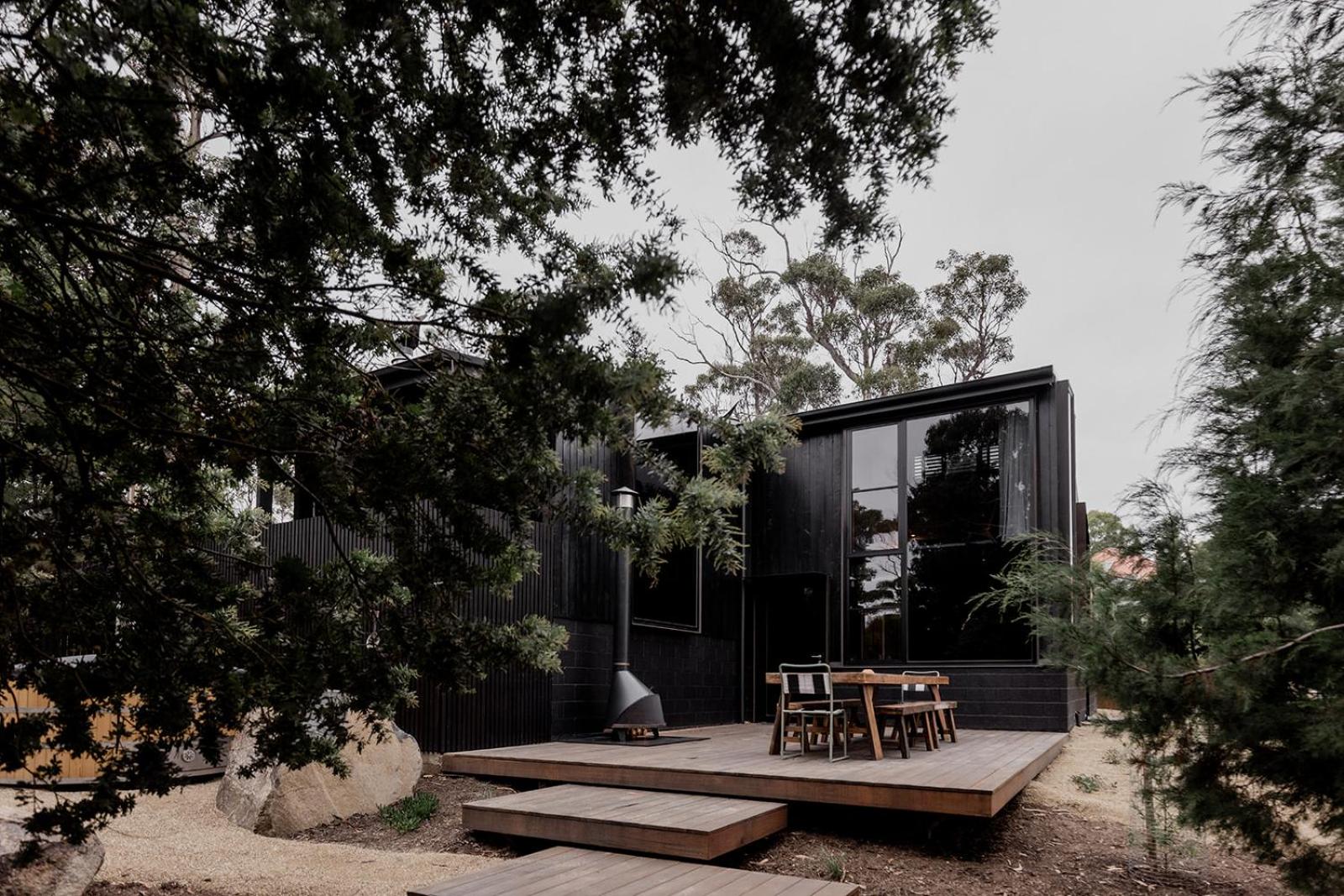 'Sisters=' - Cliff top cabin with hot tub
