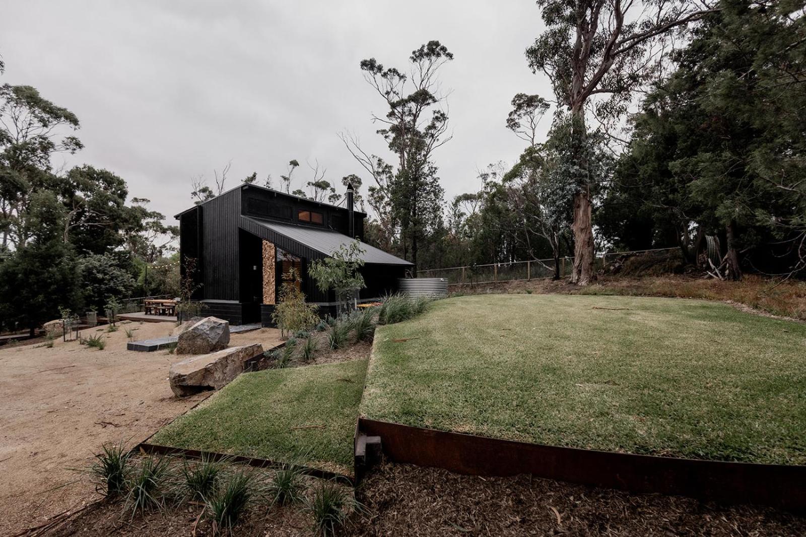 'Sisters=' - Cliff top cabin with hot tub