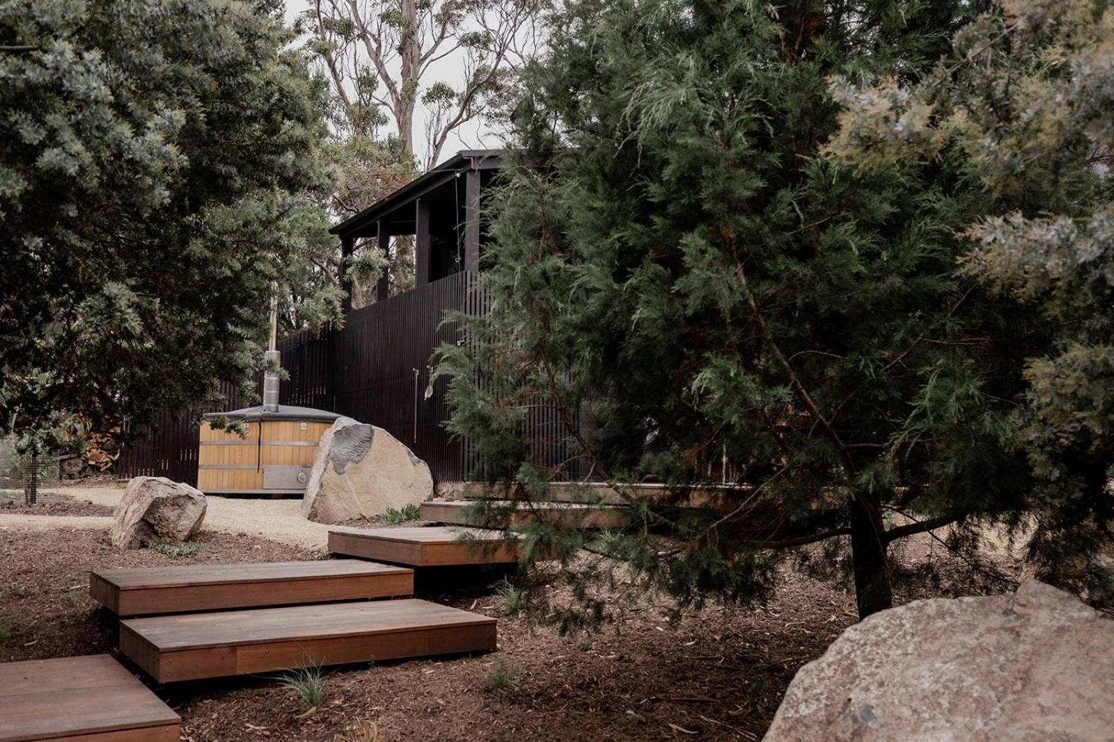 'Sisters=' - Cliff top cabin with hot tub