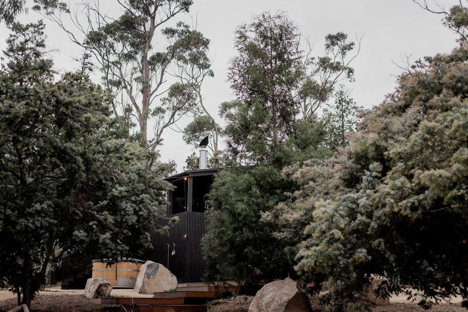 'Sisters=' - Cliff top cabin with hot tub